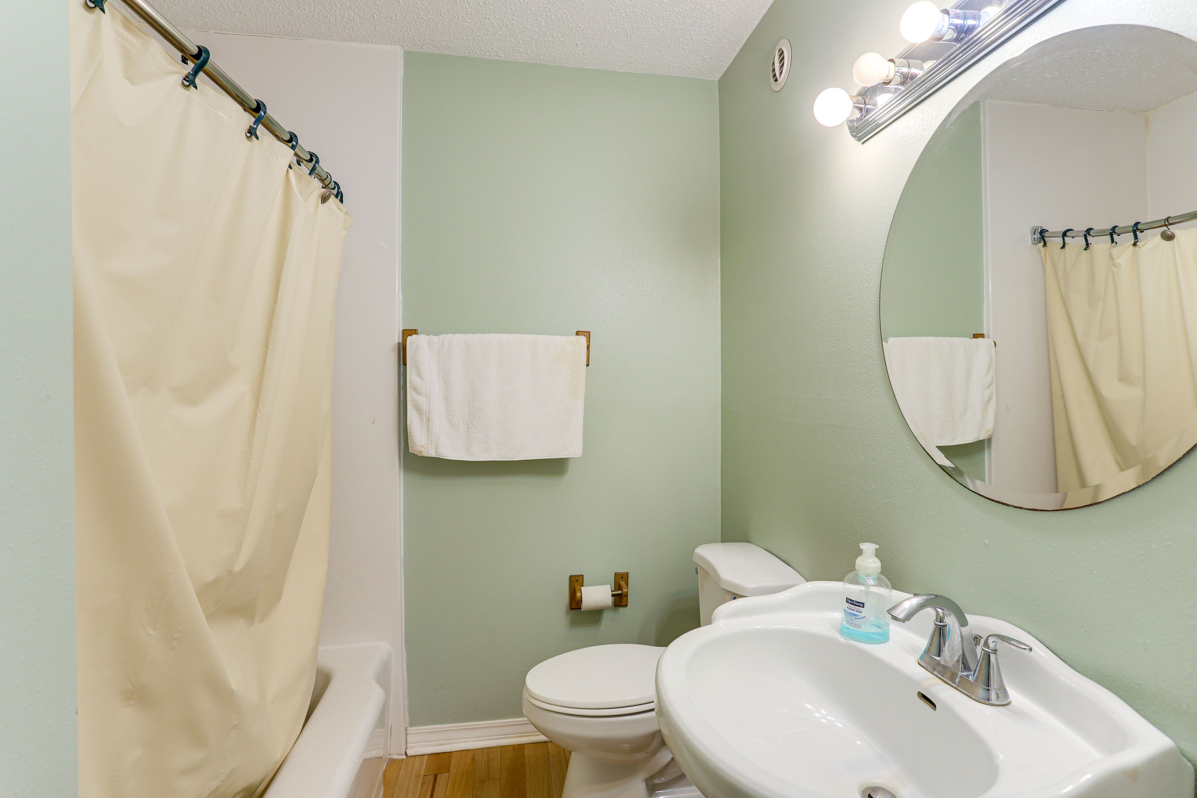 Full Bathroom | 1st Floor | Towels Provided