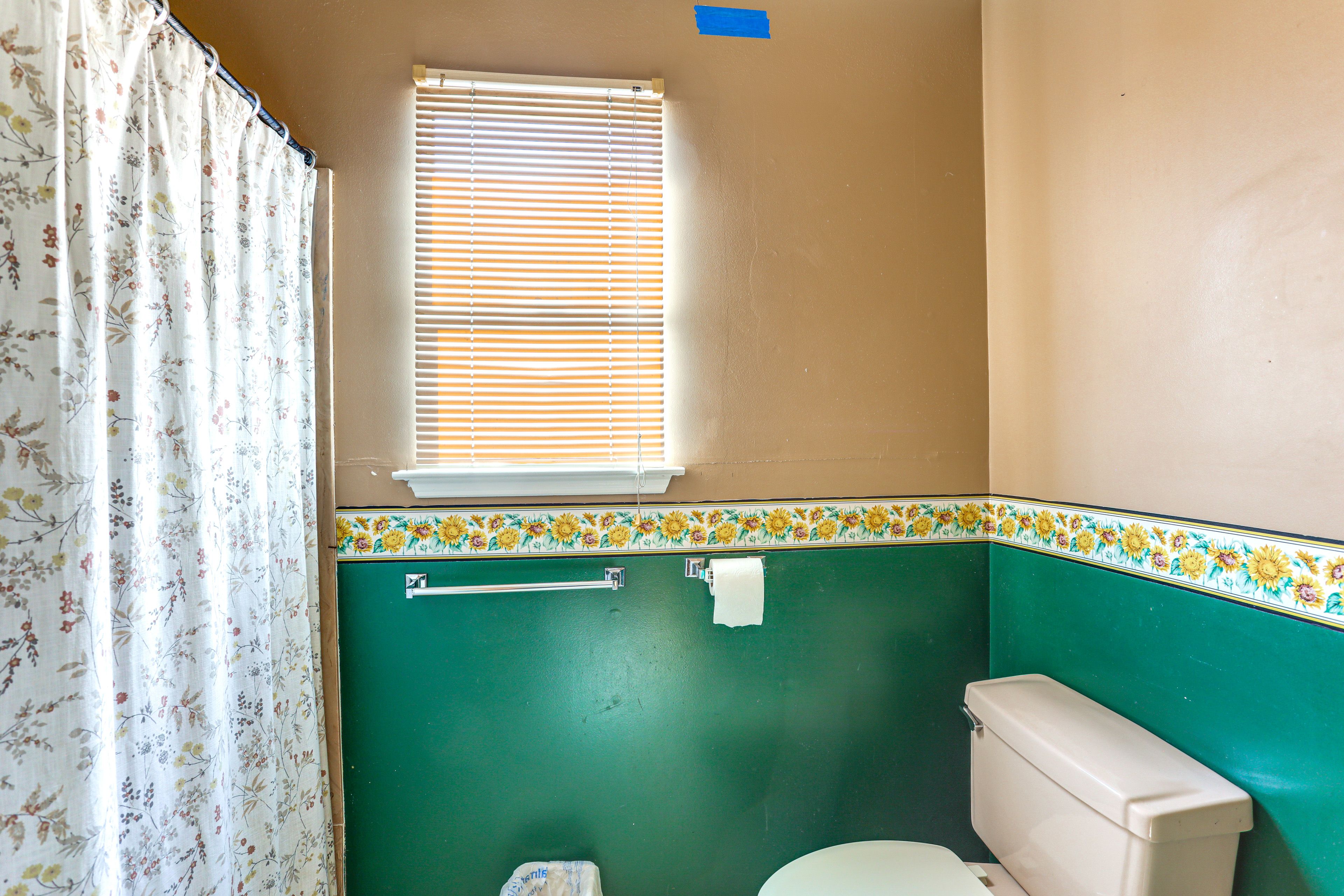 Full Bathroom | 2nd Floor | Towels Provided