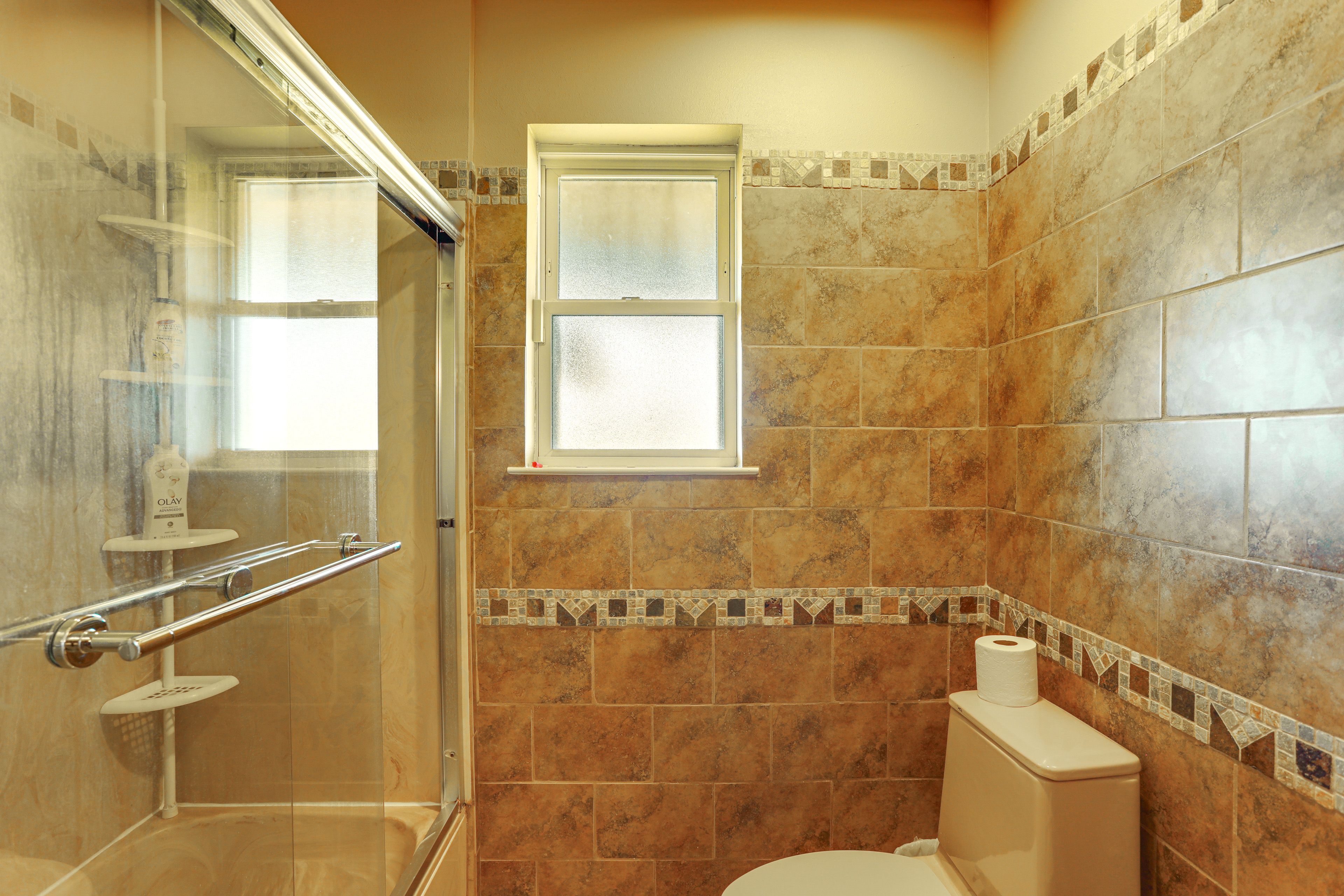 Full Bathroom | 1st Floor | Towels Provided