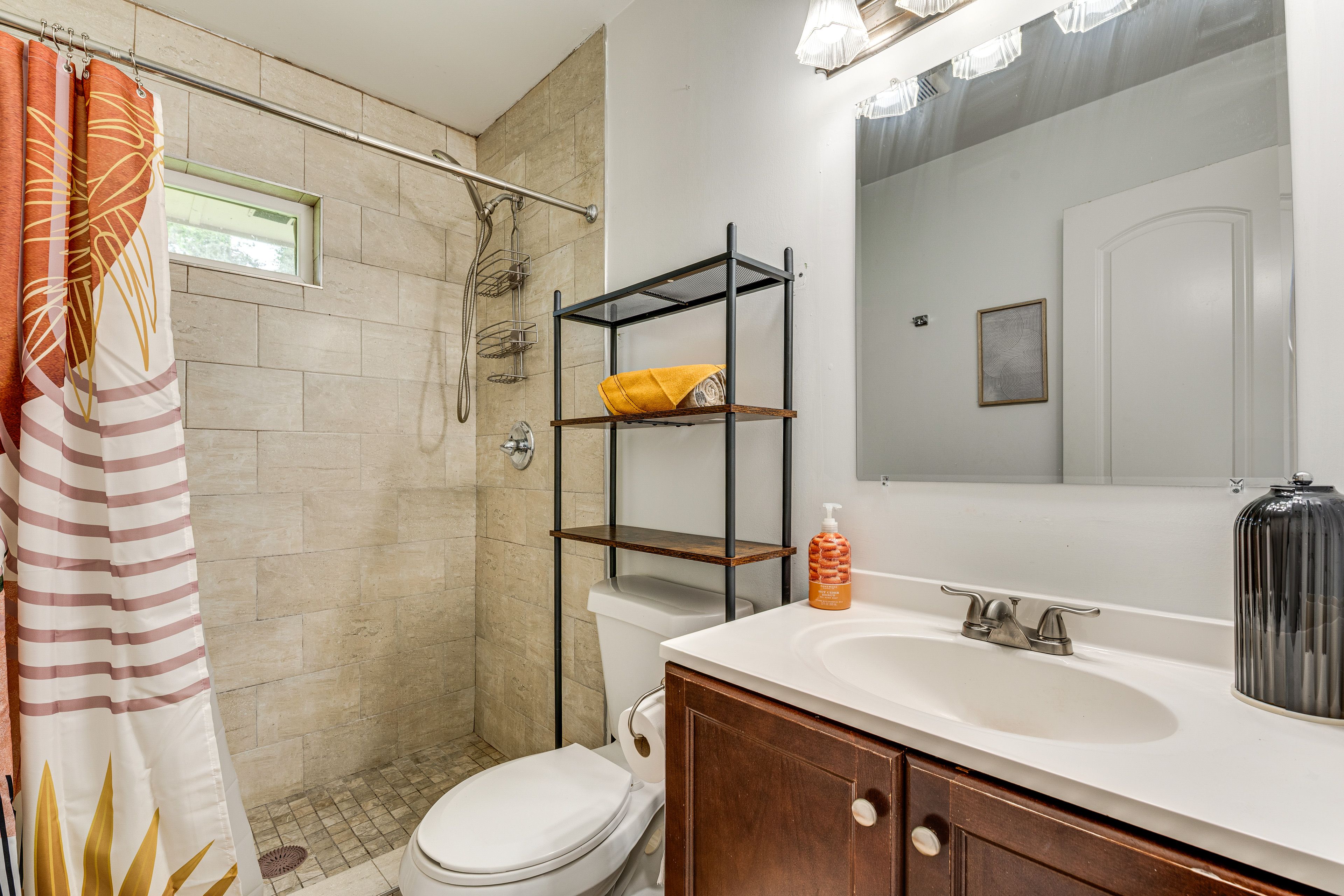 Full Bathroom | Towels Provided
