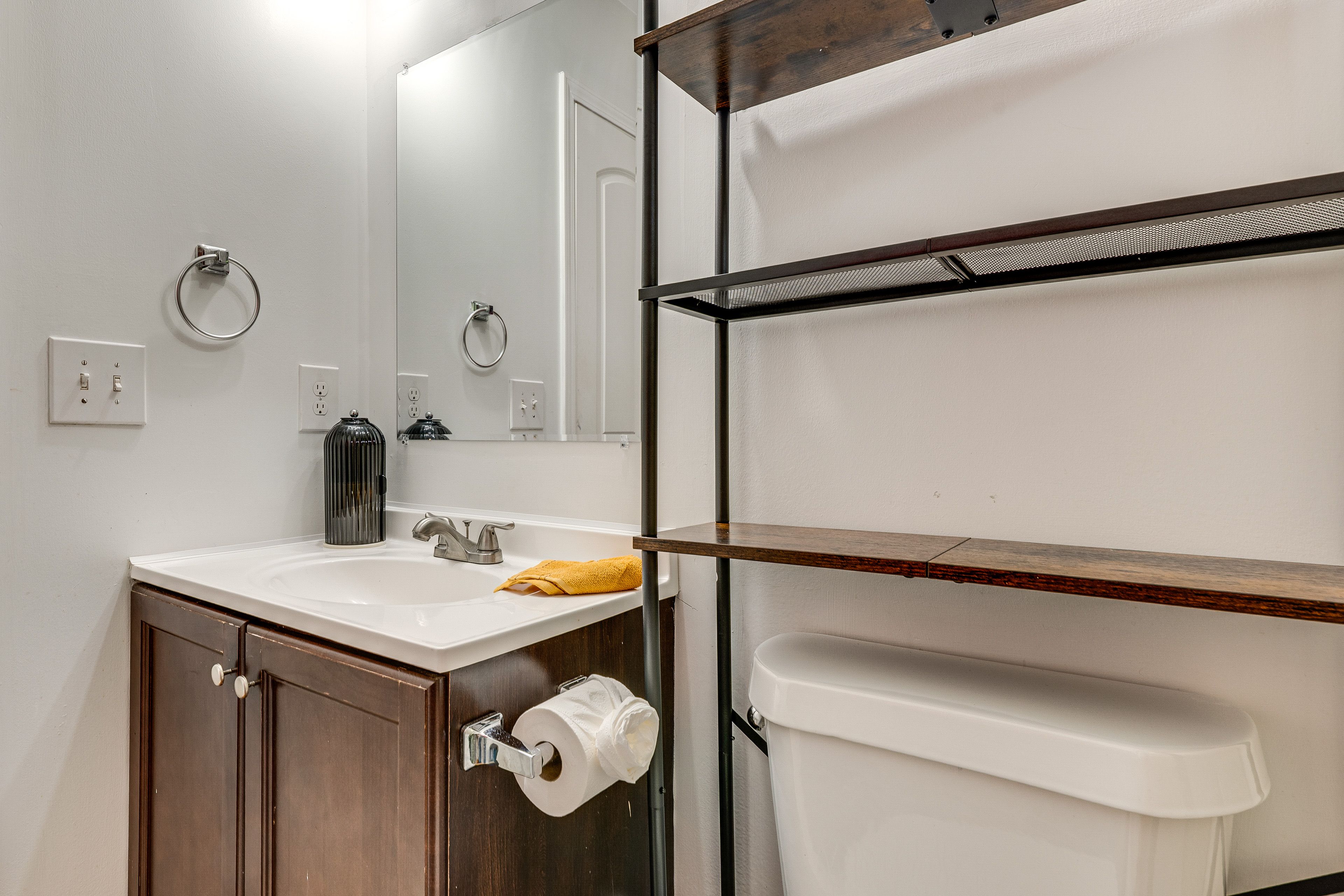 Full Bathroom | Towels Provided