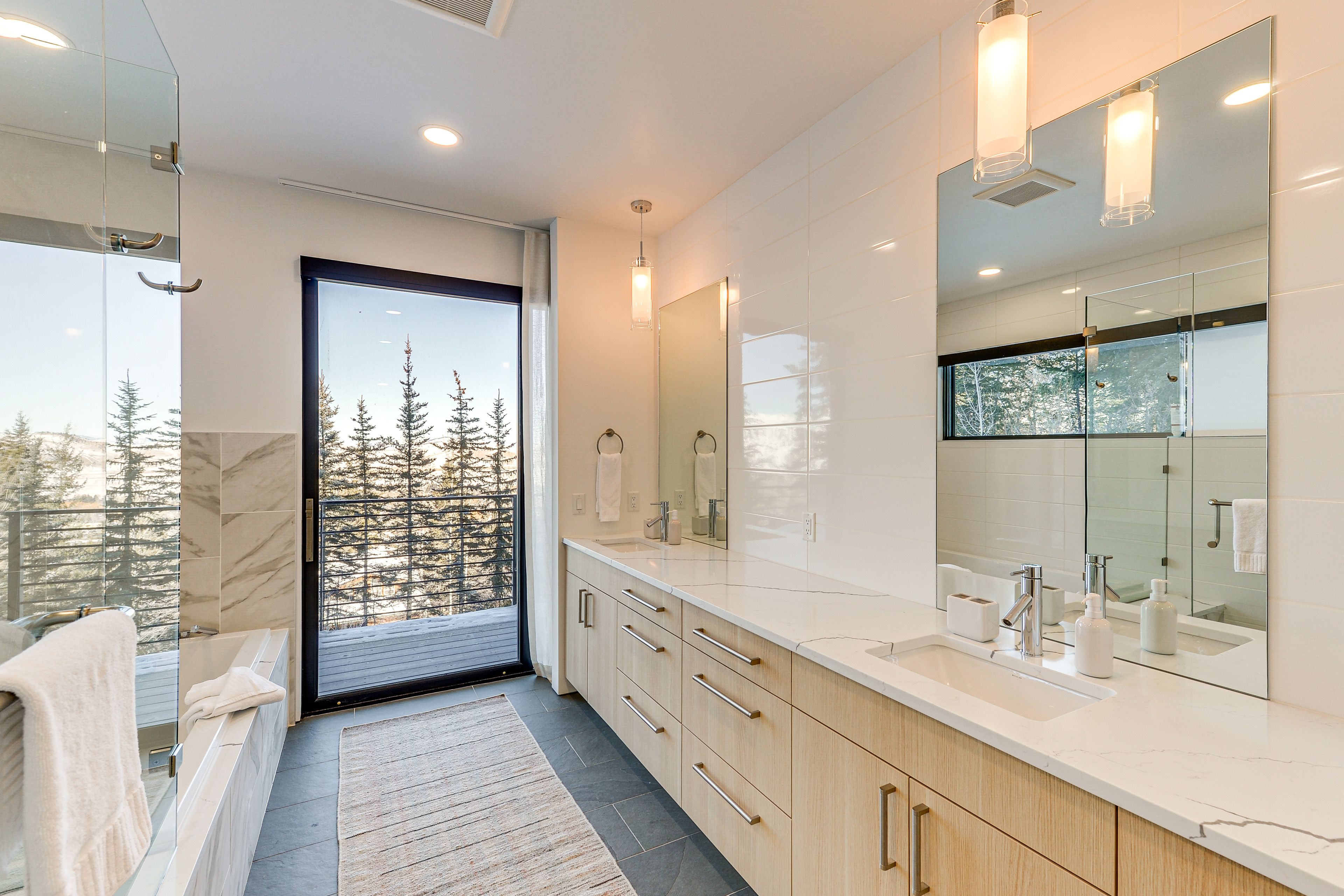 En-Suite Bathroom | 2nd Floor | Towels Provided | Hair Dryer