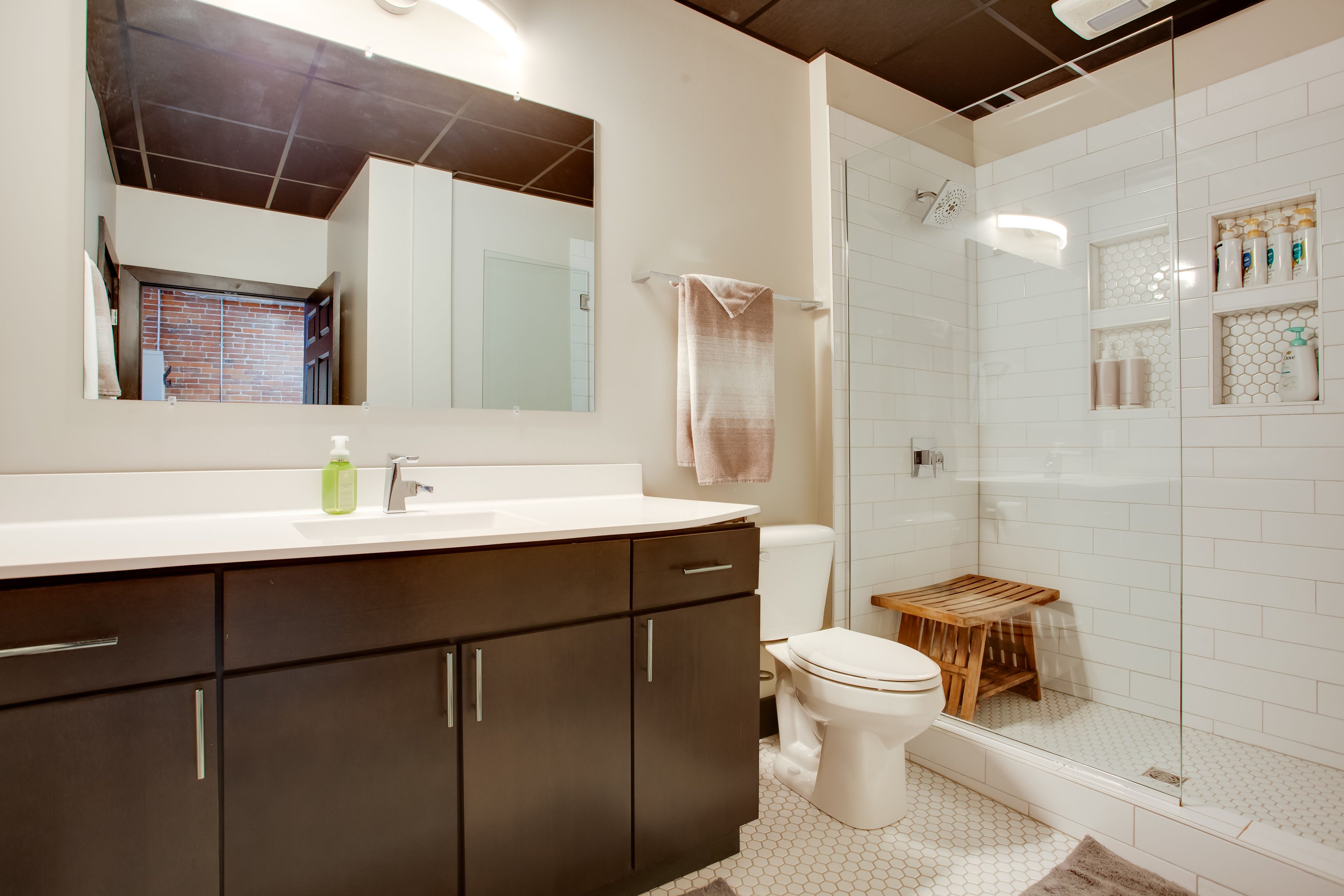 Full Bathroom | 1st Floor | Complimentary Toiletries