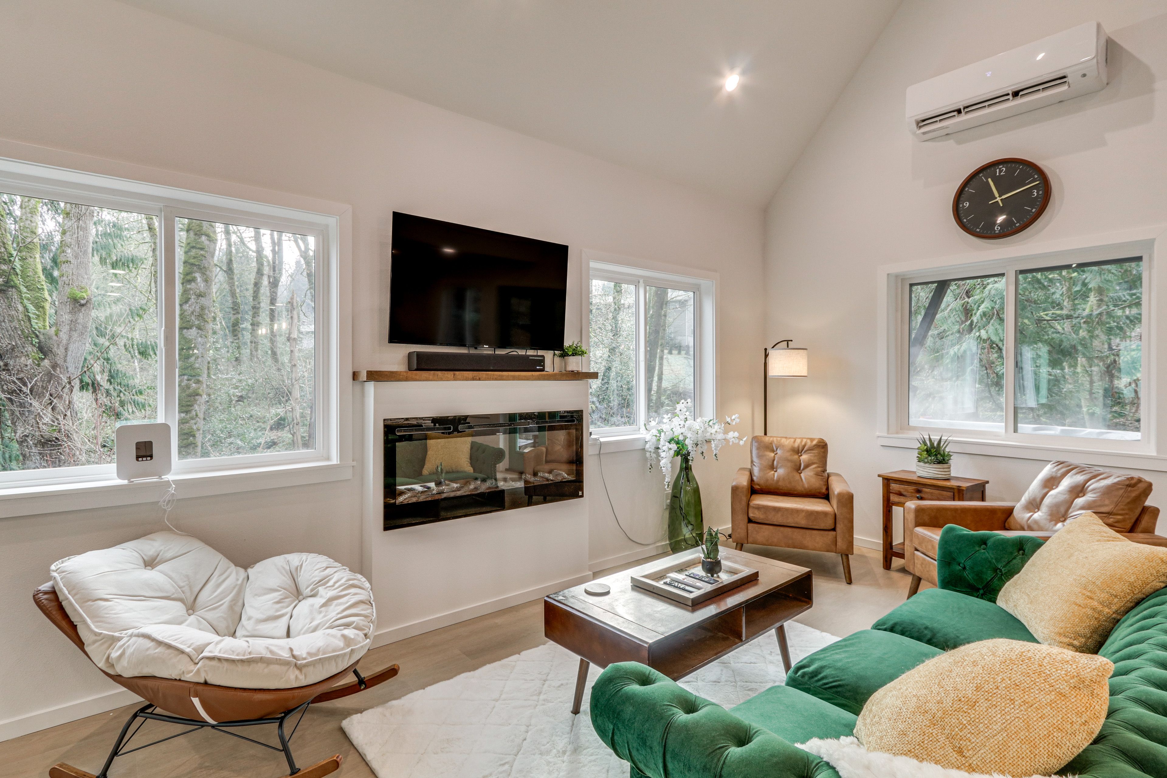 Living Room | 1st Floor | Smart TV | Free WiFi | Central A/C & Heating
