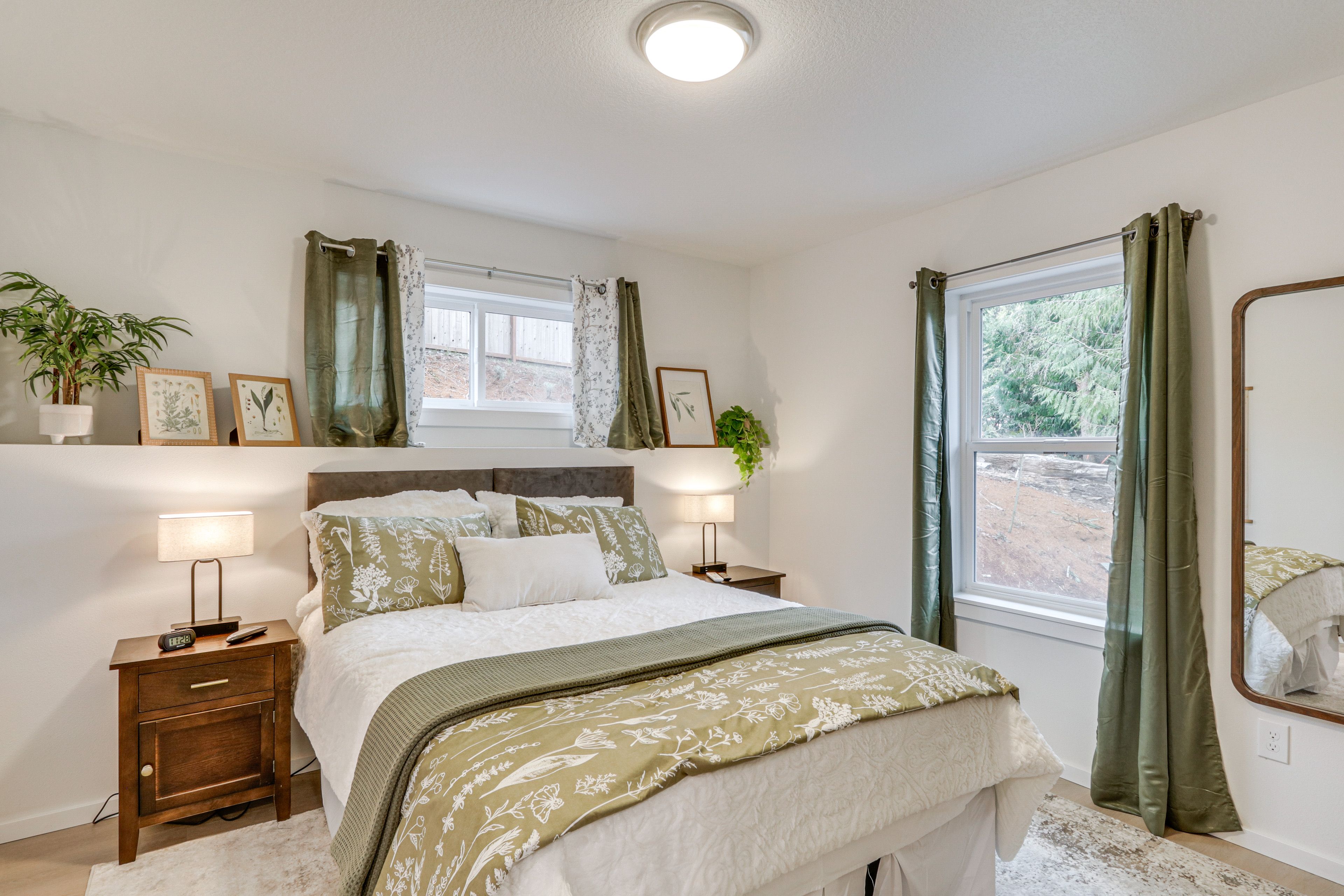 Bedroom 1 | Queen Bed | 1st Floor