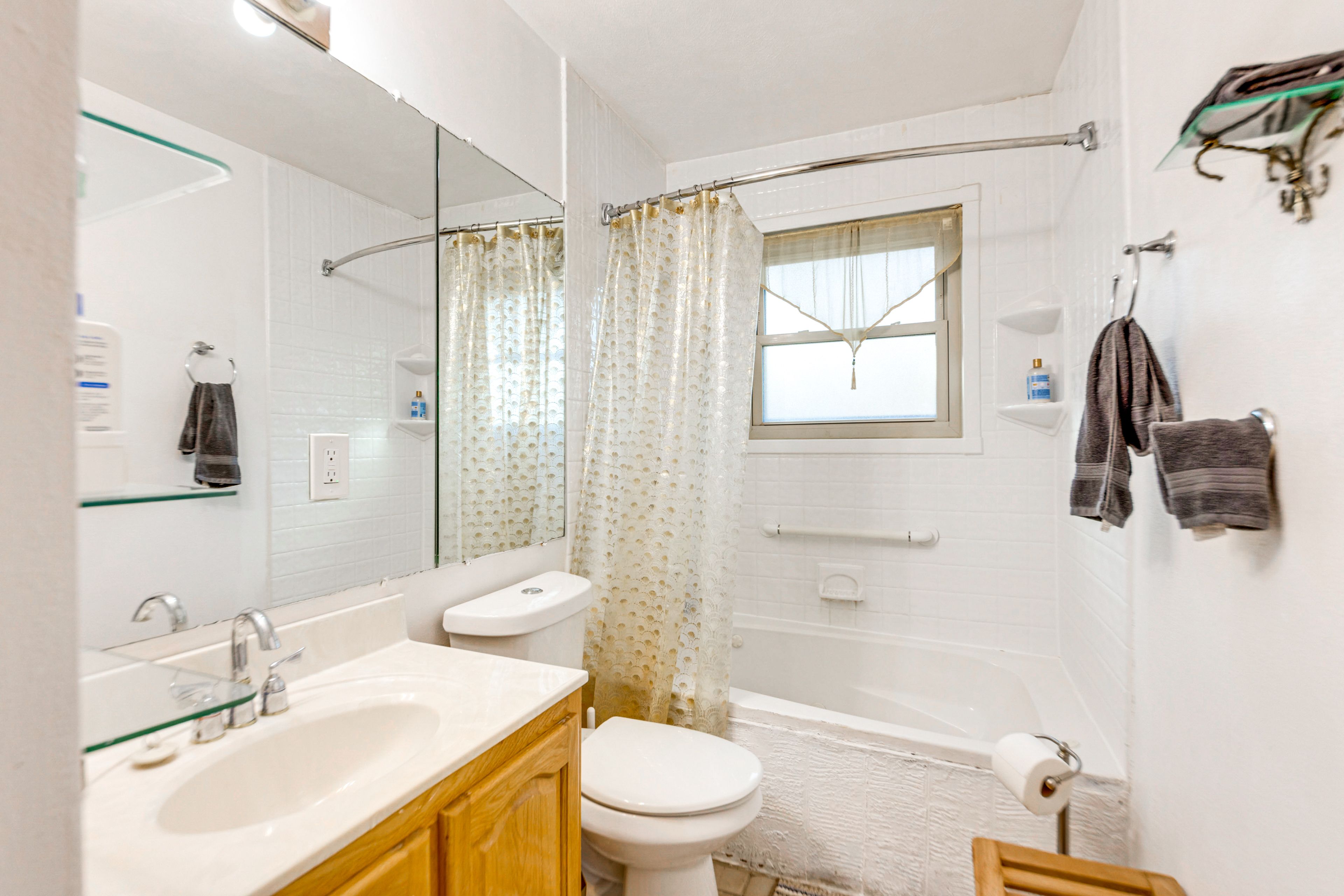 Full Bathroom | Towels Provided | Main Level