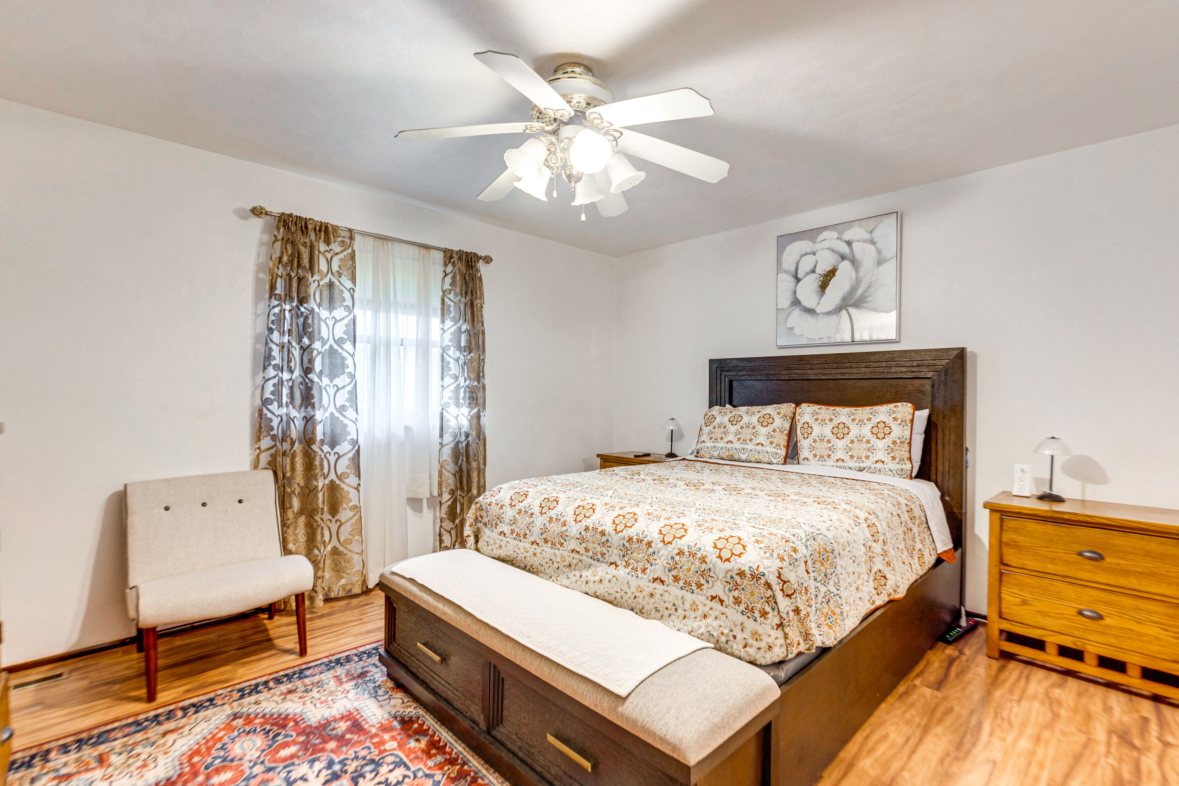 Bedroom 1 | Queen Bed | Smart TV | Main Level