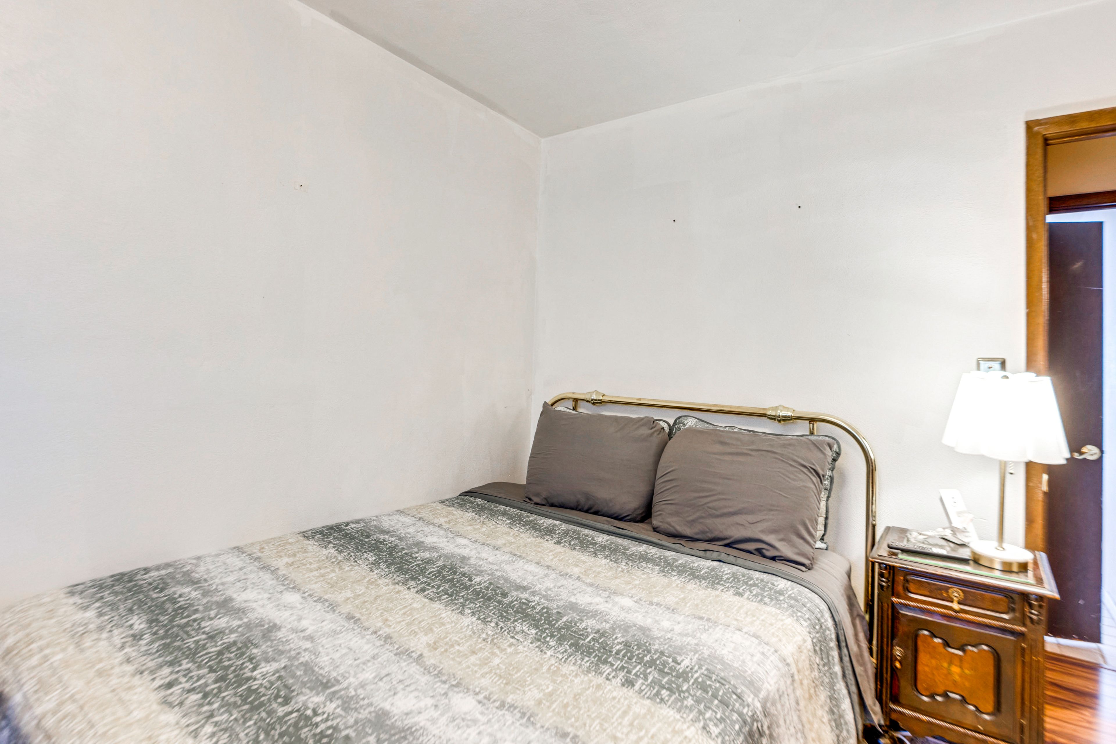 Bedroom 2 | Full Bed | Smart TV | Main Level