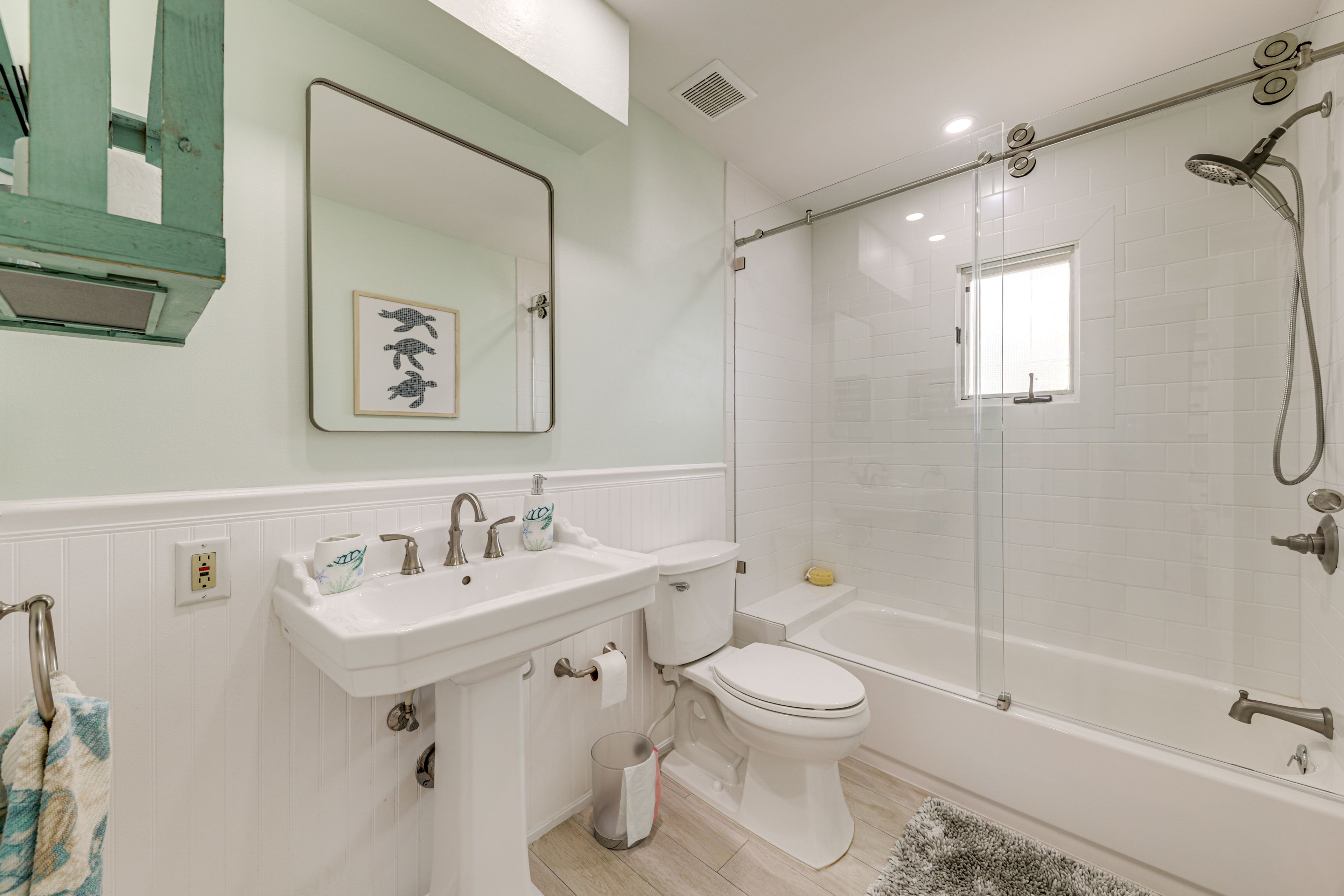 Full Bathroom | Towels Provided | Main Floor