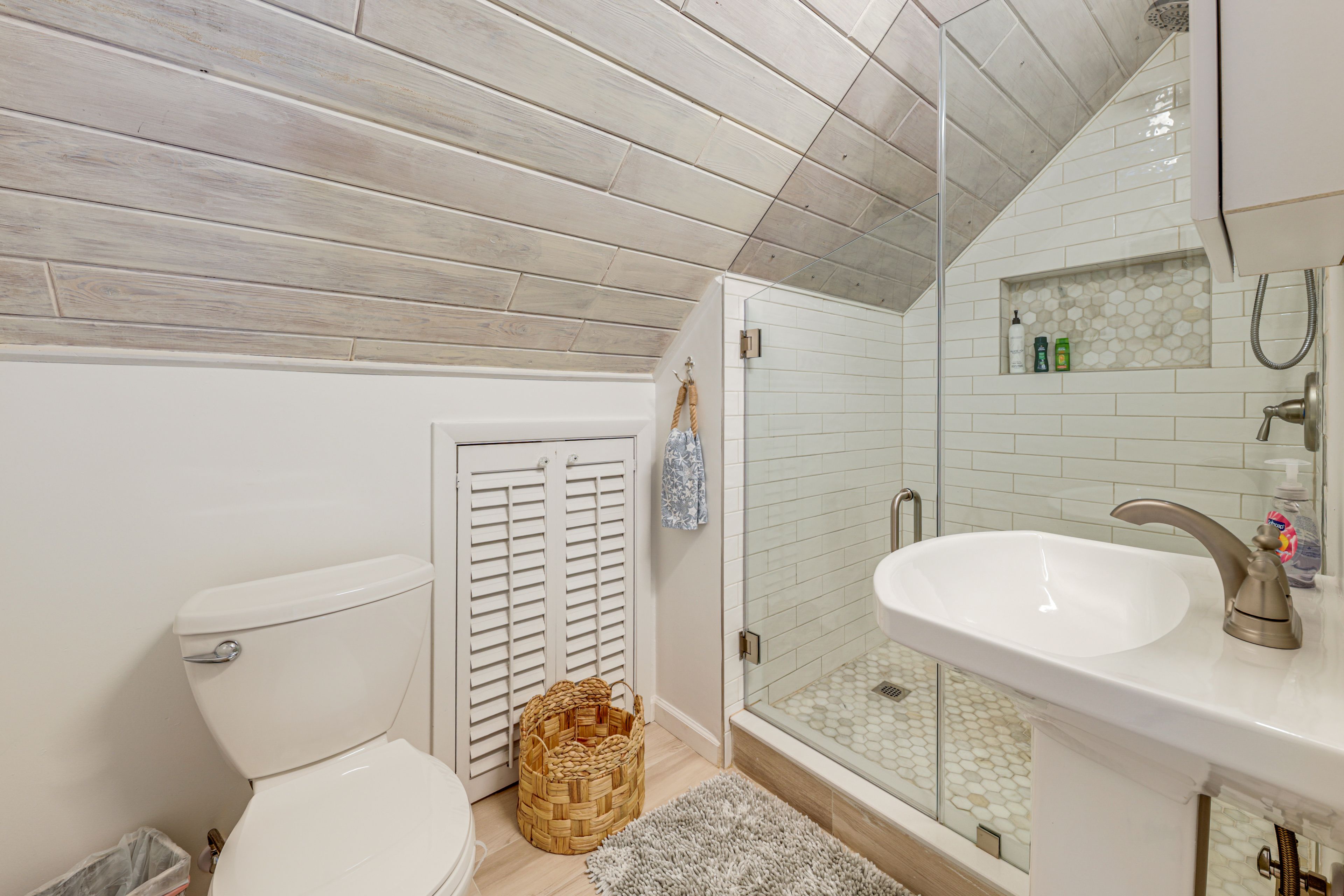 Full Bathroom | Upper Floor