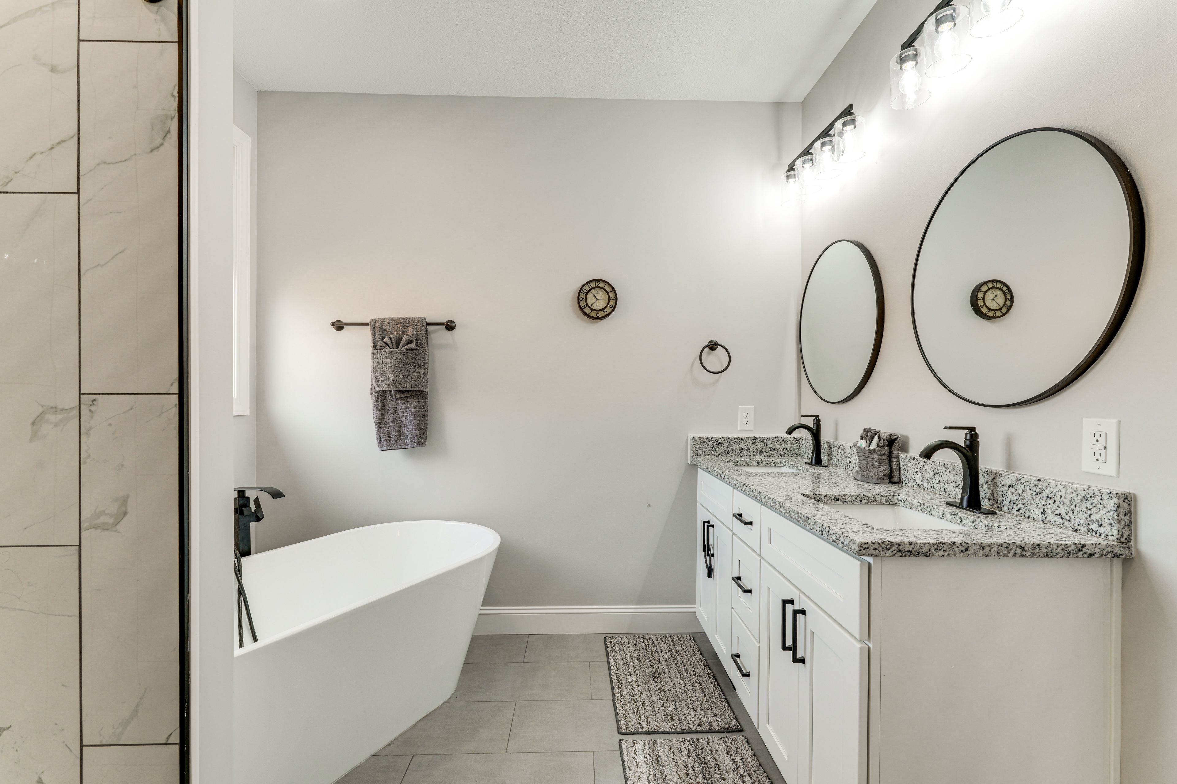 Full Bathroom | Towels Provided | Soaker Bathtub