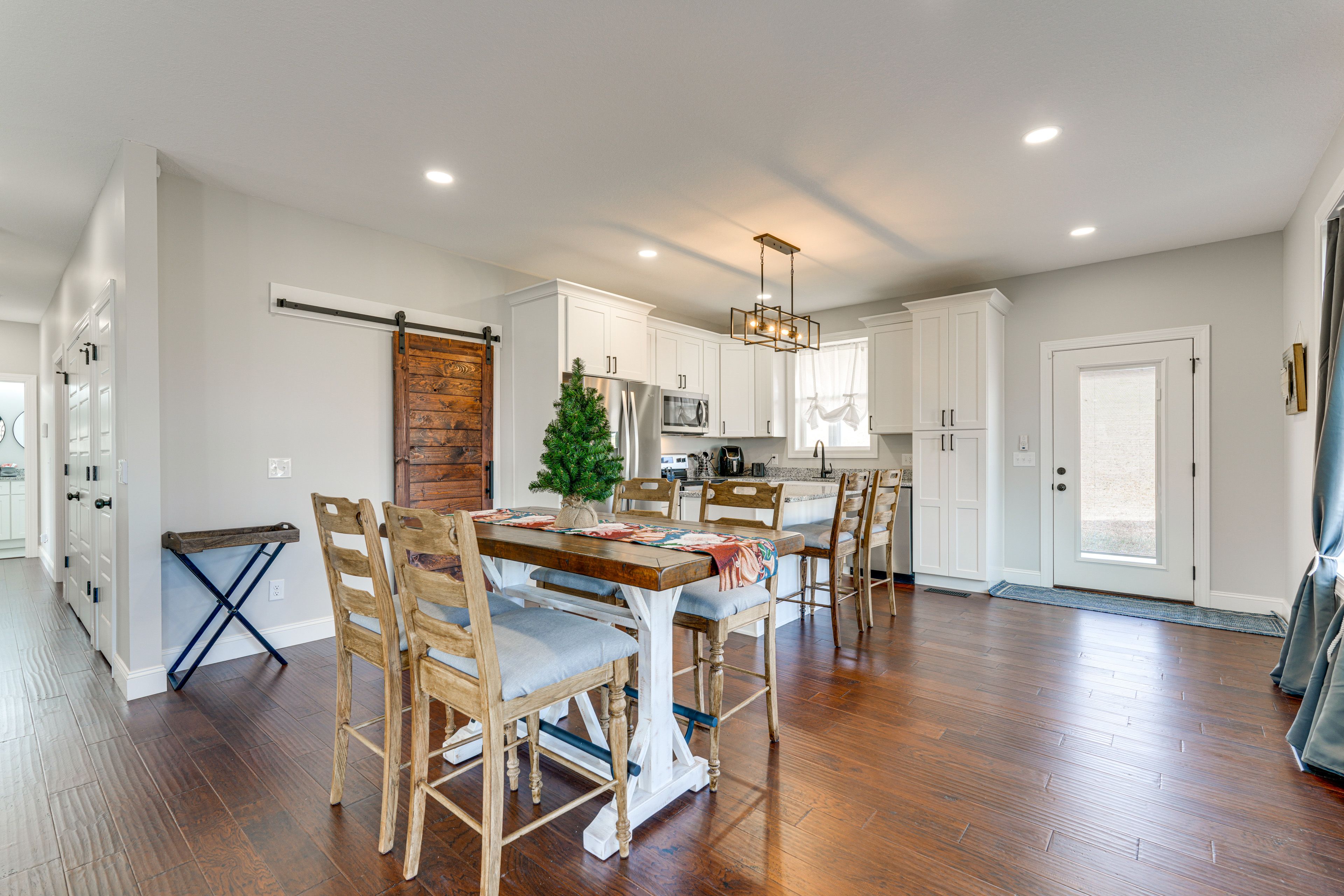Dining Area | Dishware & Flatware | Central A/C & Heat