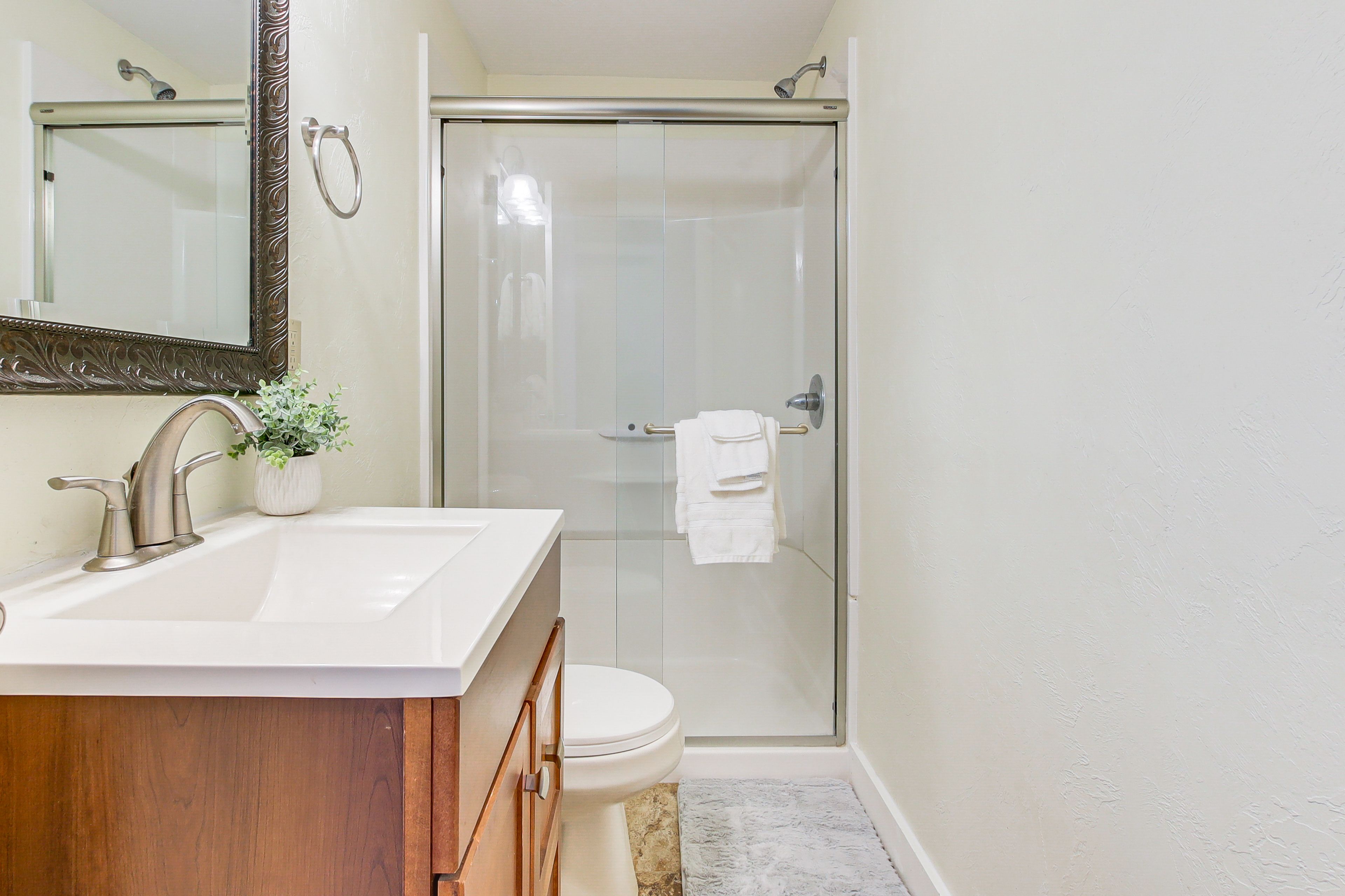 Full Bathroom | Towels Provided