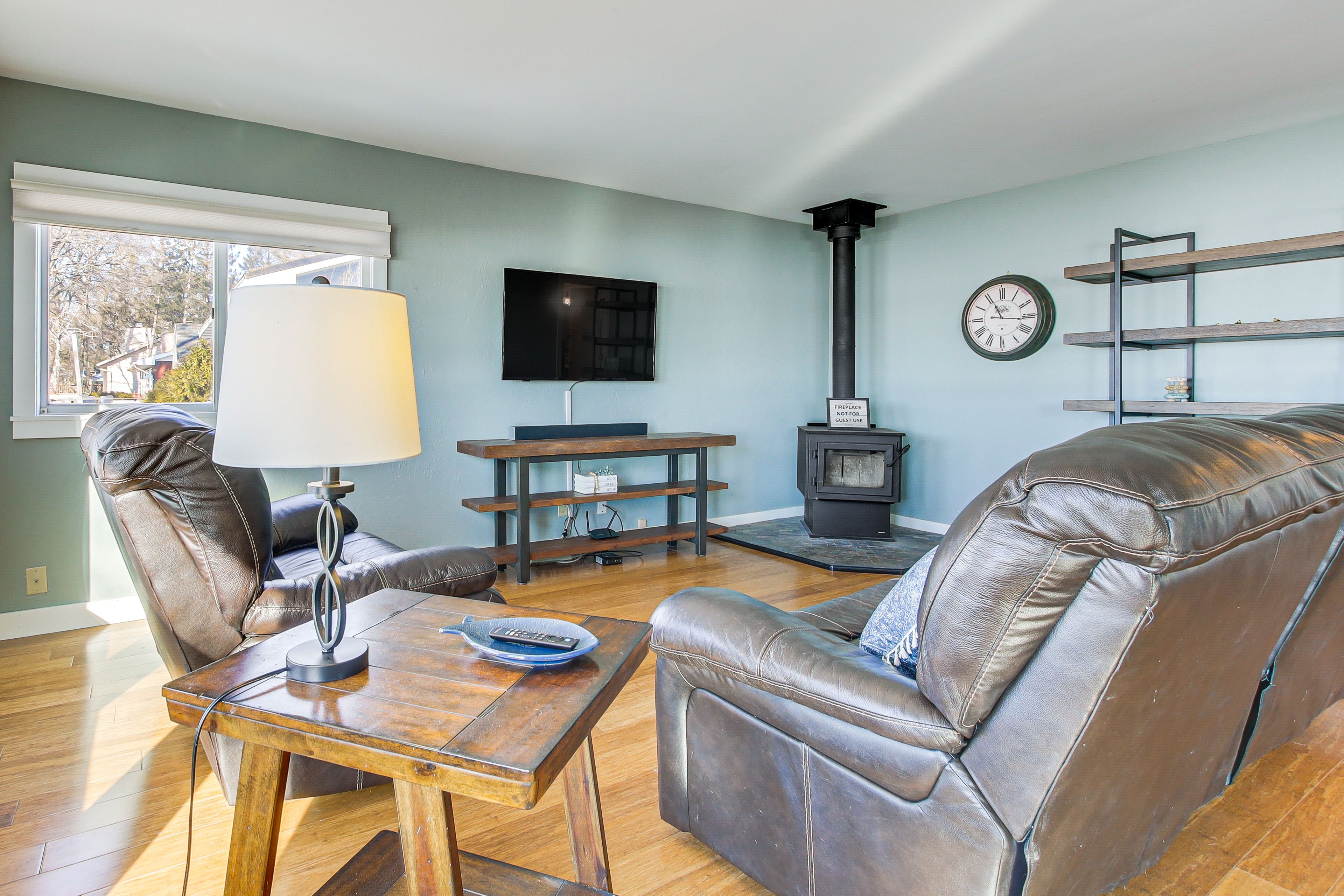 Living Room | Free WiFi | Smart TV