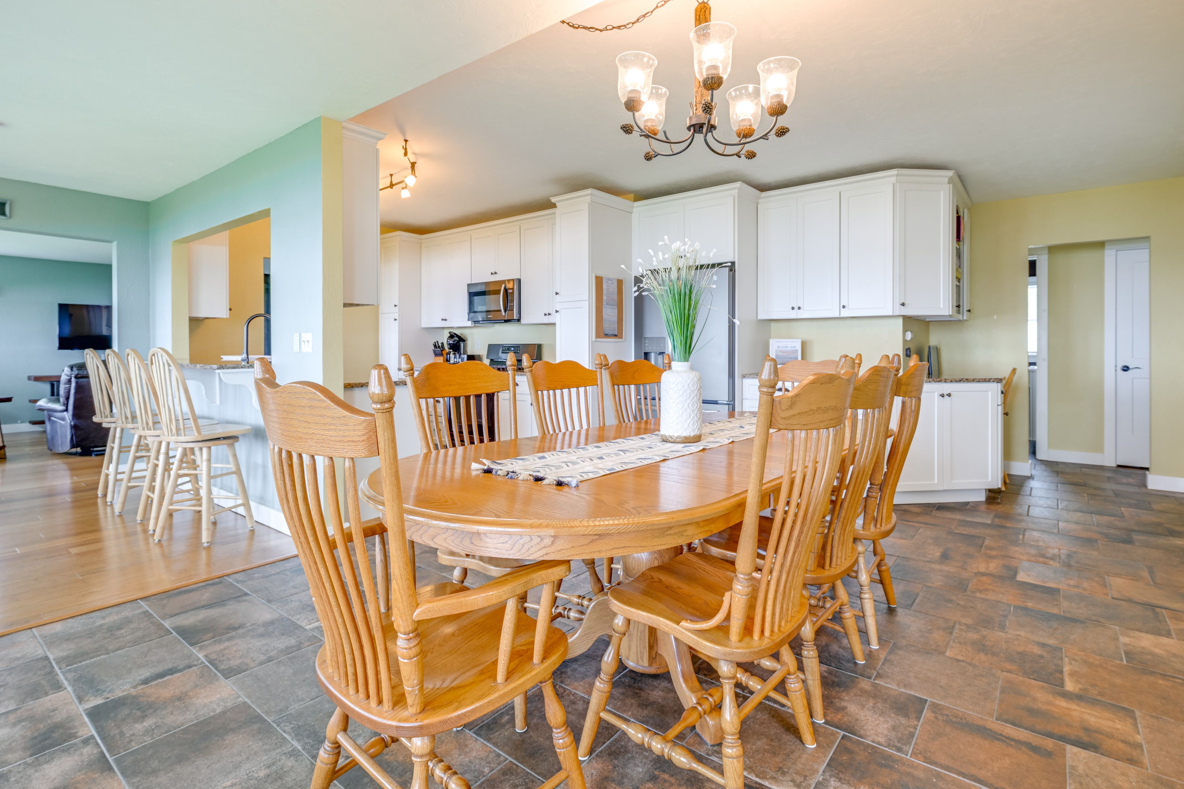 Dining Area | Dishware & Flatware | Central A/C & Heat