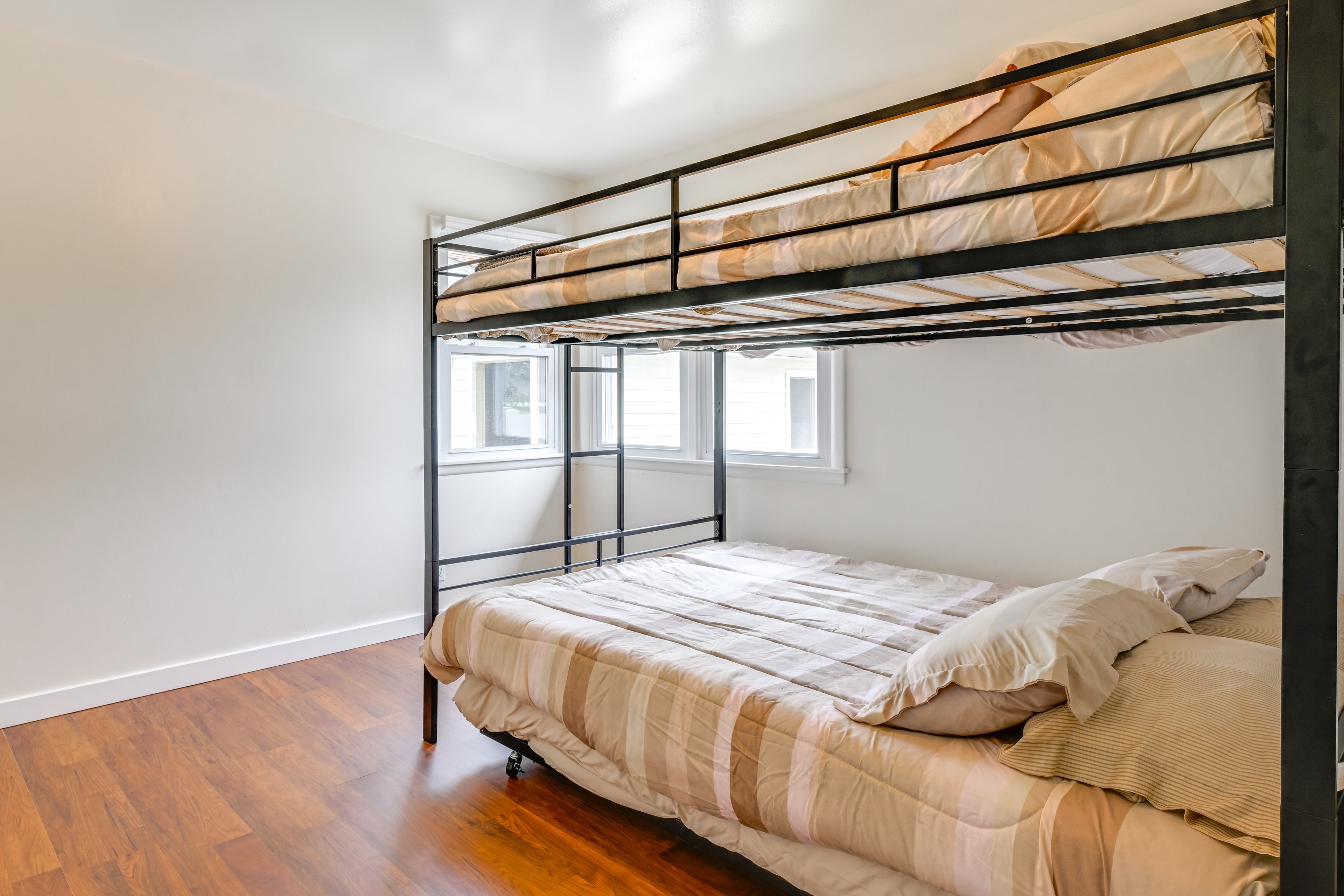Bedroom 3 | Queen Bunk Bed w/ Twin Trundle