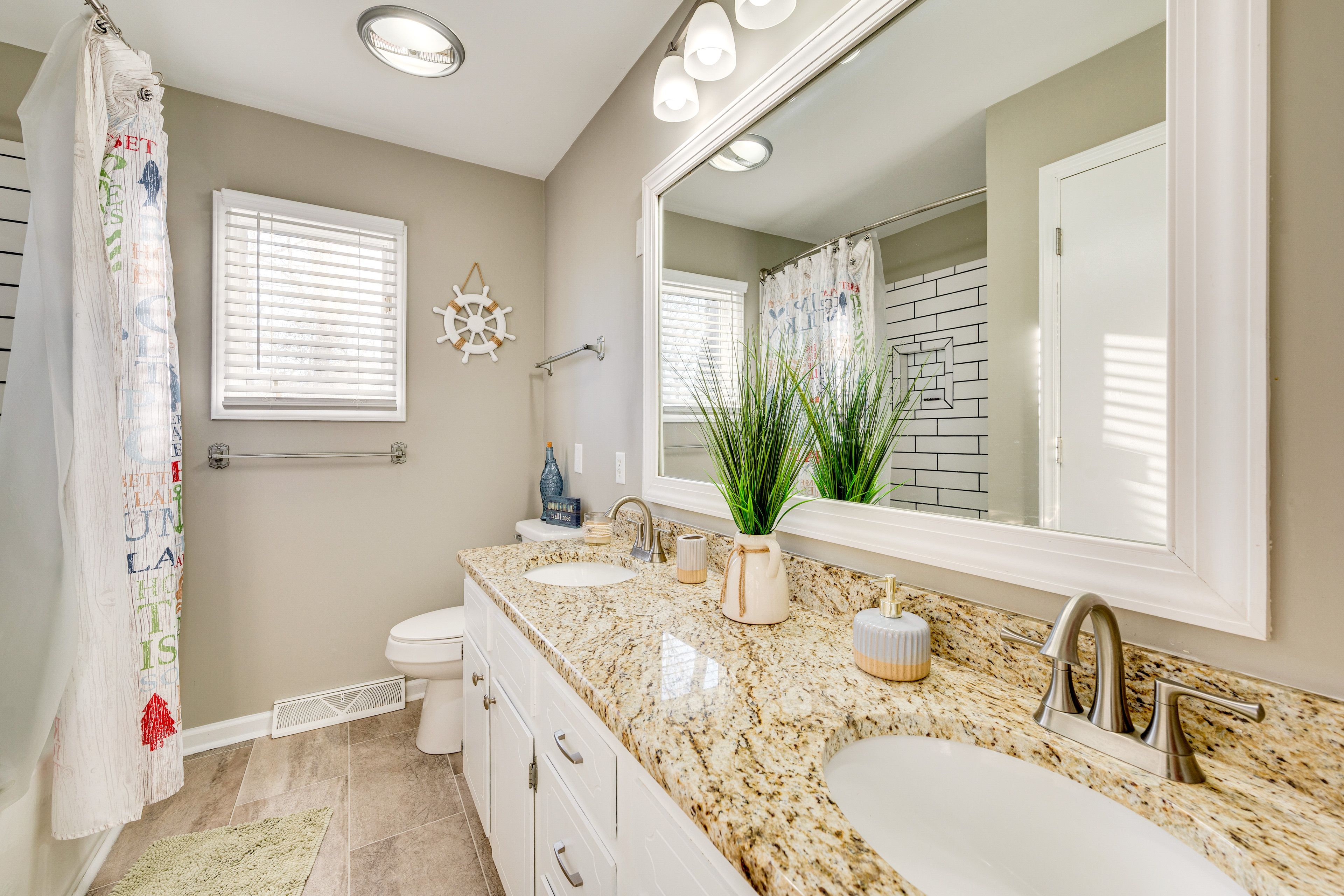 Full Bathroom | Main Level | Towels Provided