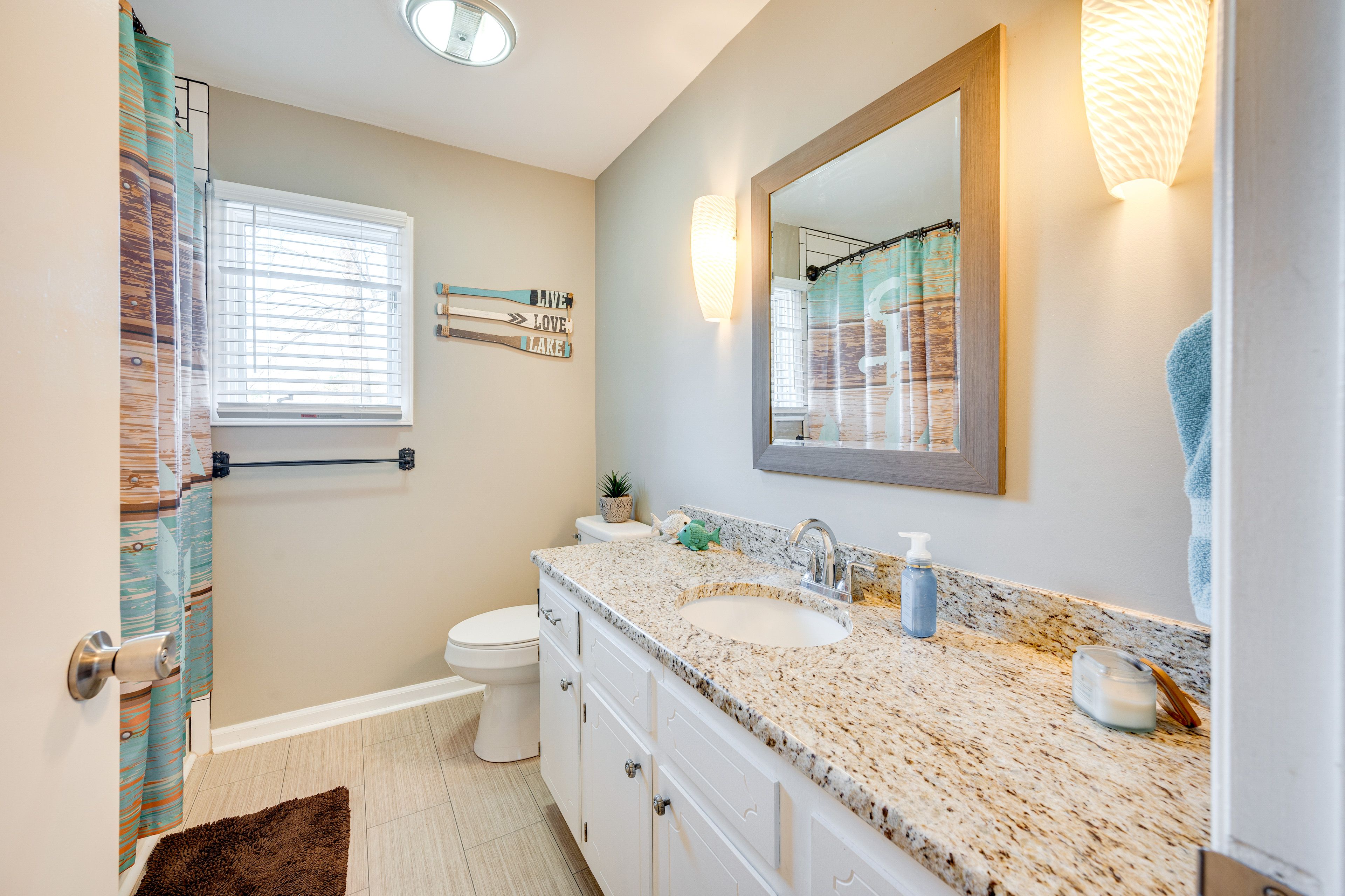 Full Bathroom | Upper Level | Towels Provided