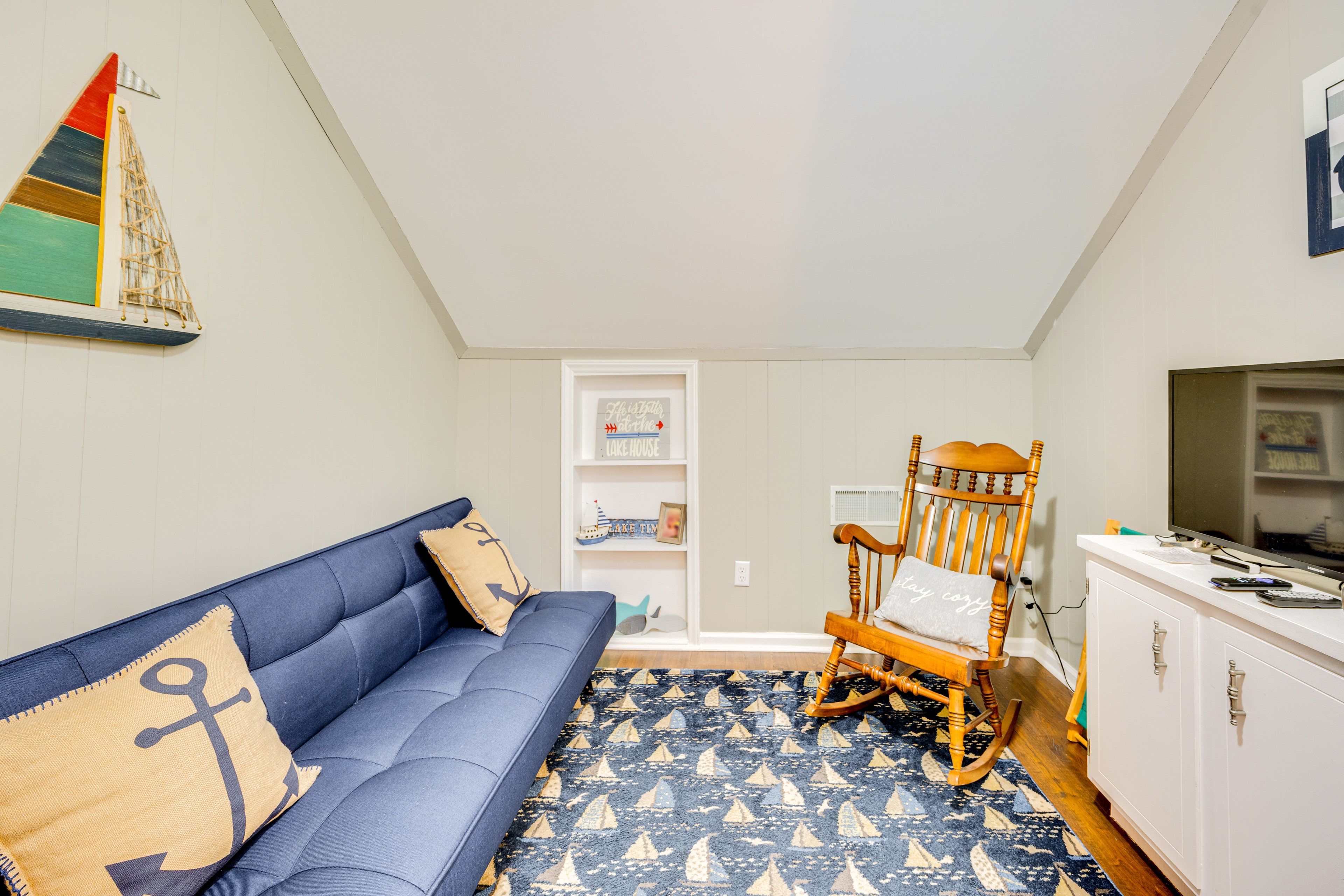 Sitting Room | Upper Level