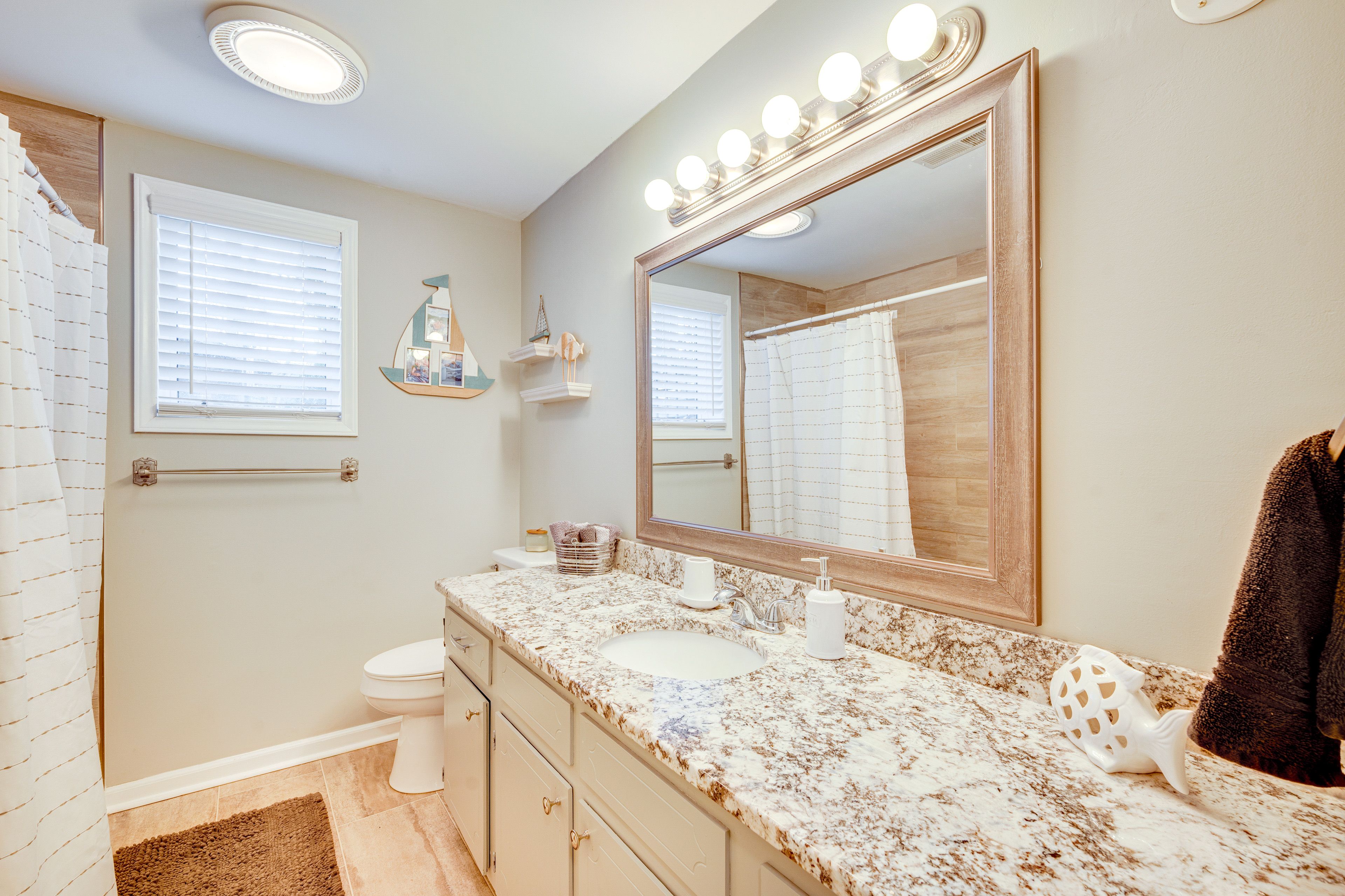 Full Bathroom | Lower Level | Towels Provided