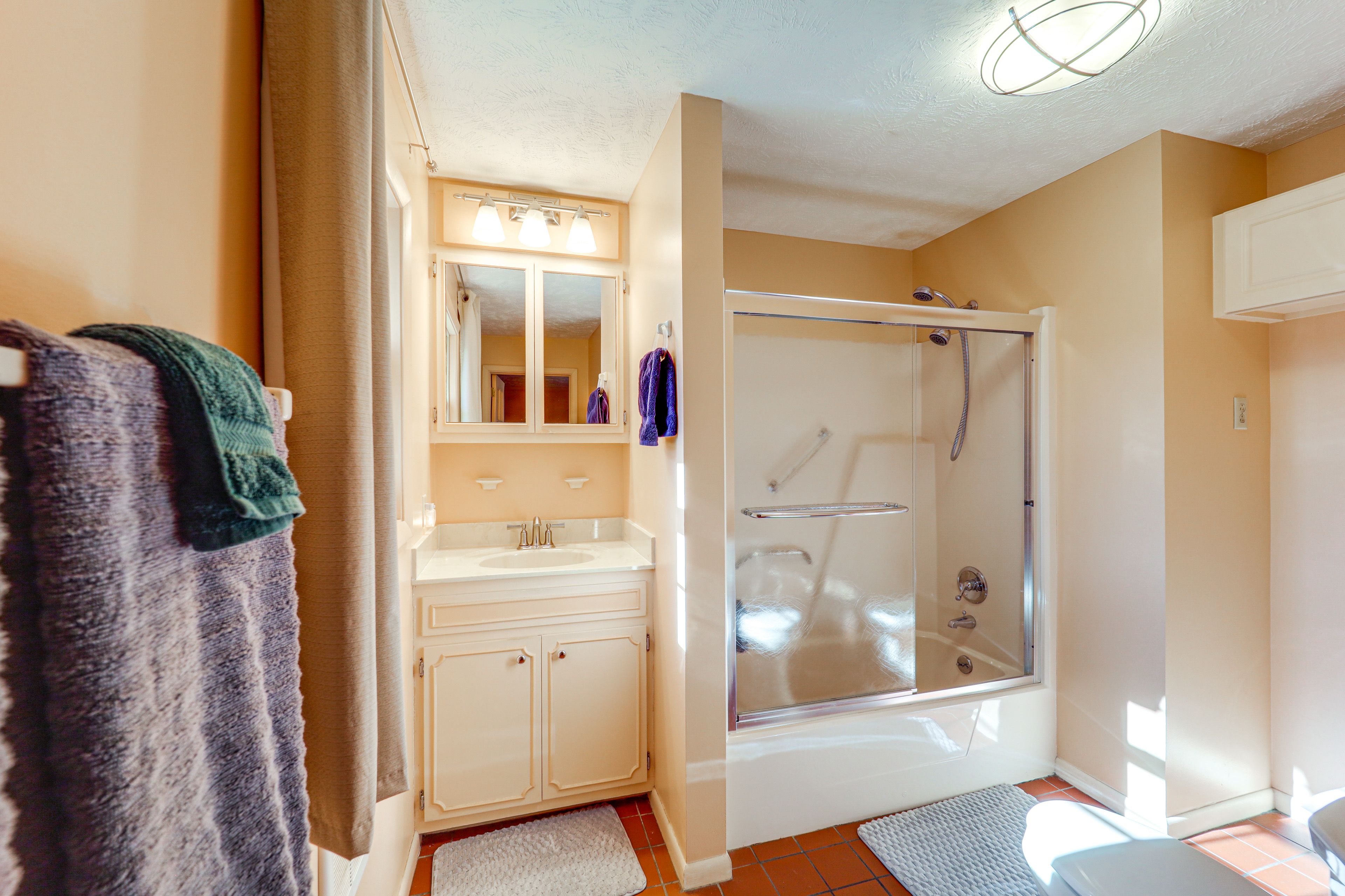 Full Bathroom | Main Level | Towels Provided