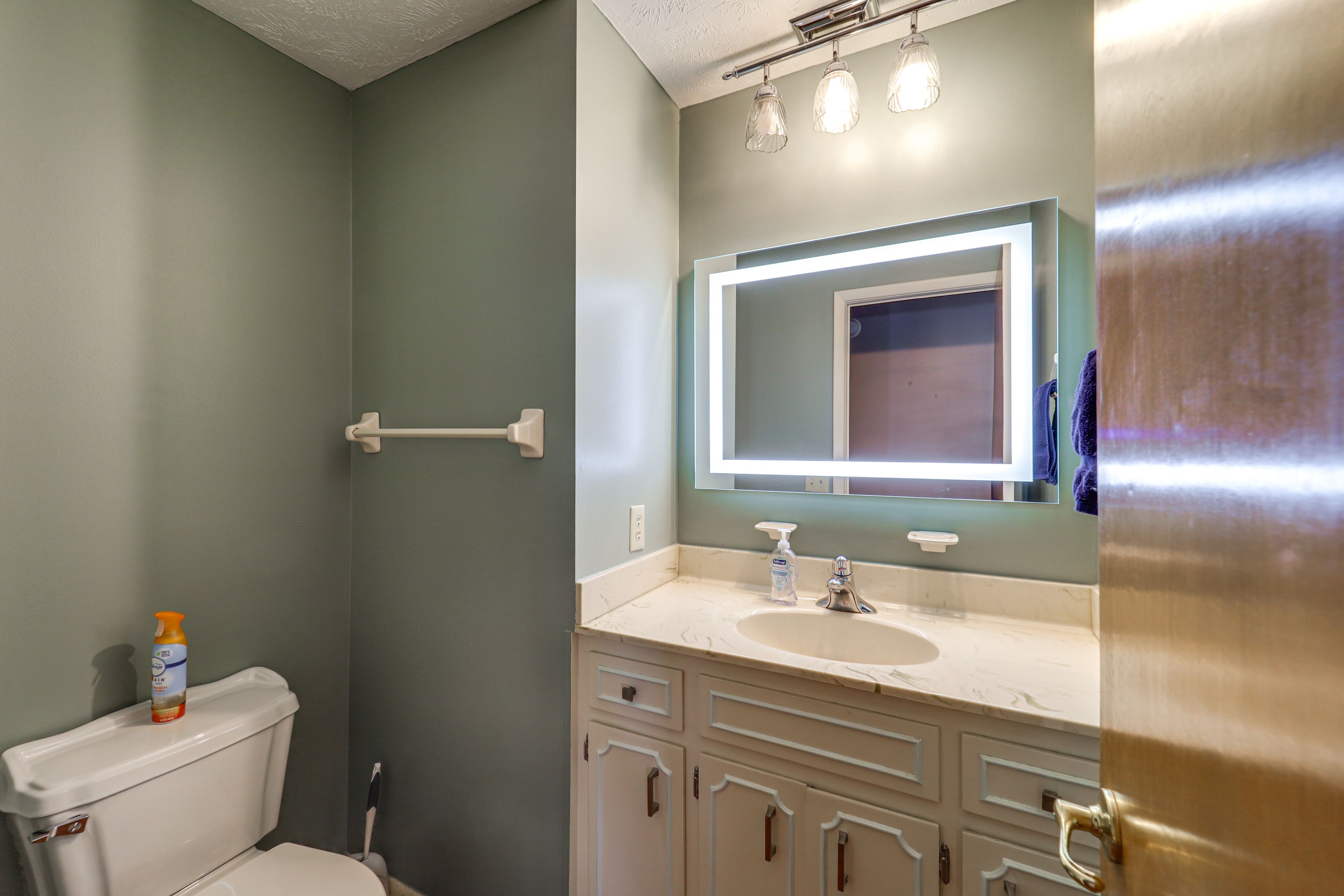 Half Bathroom | Main Level | Towels Provided
