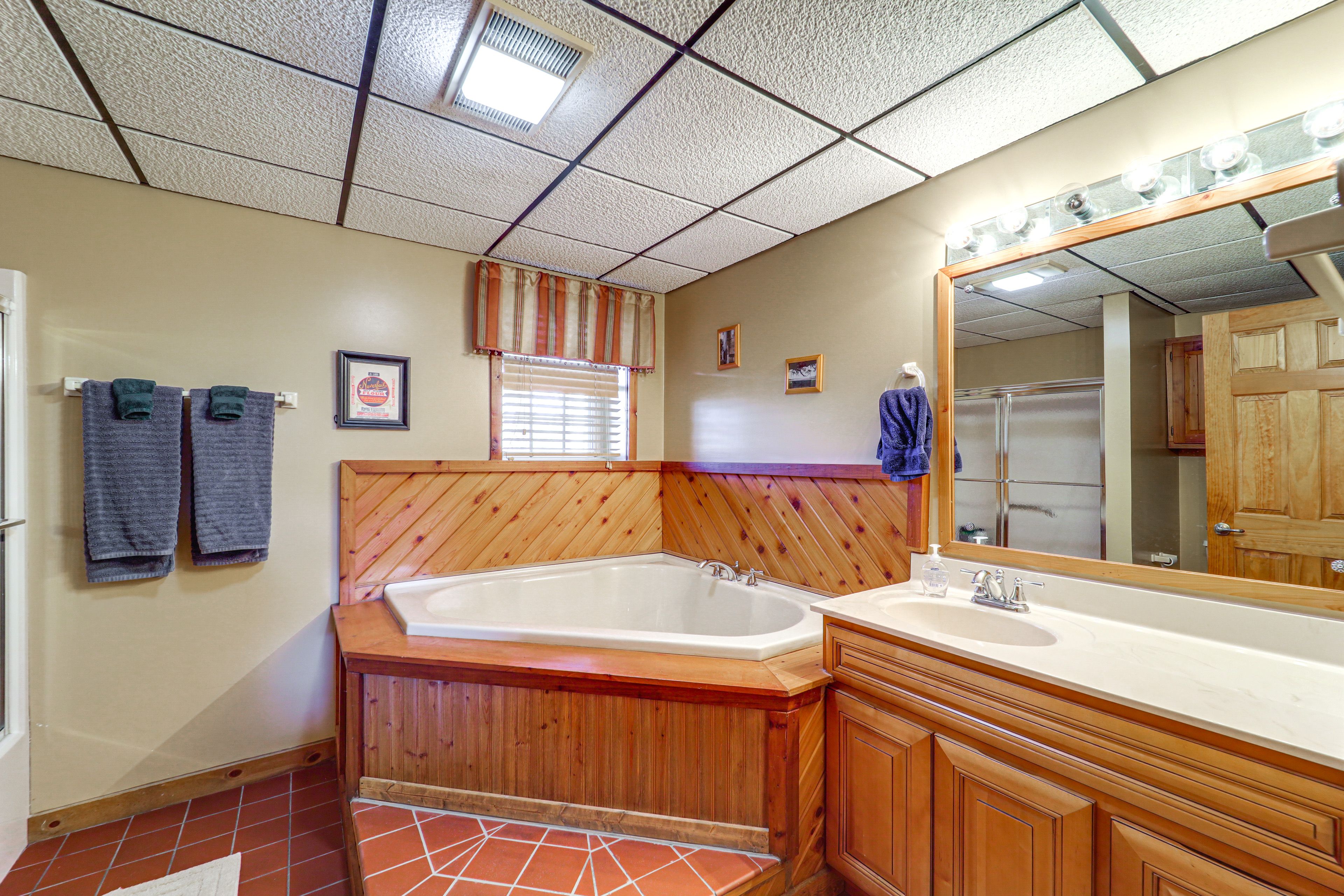 Full Bathroom | Lower Level | Towels Provided