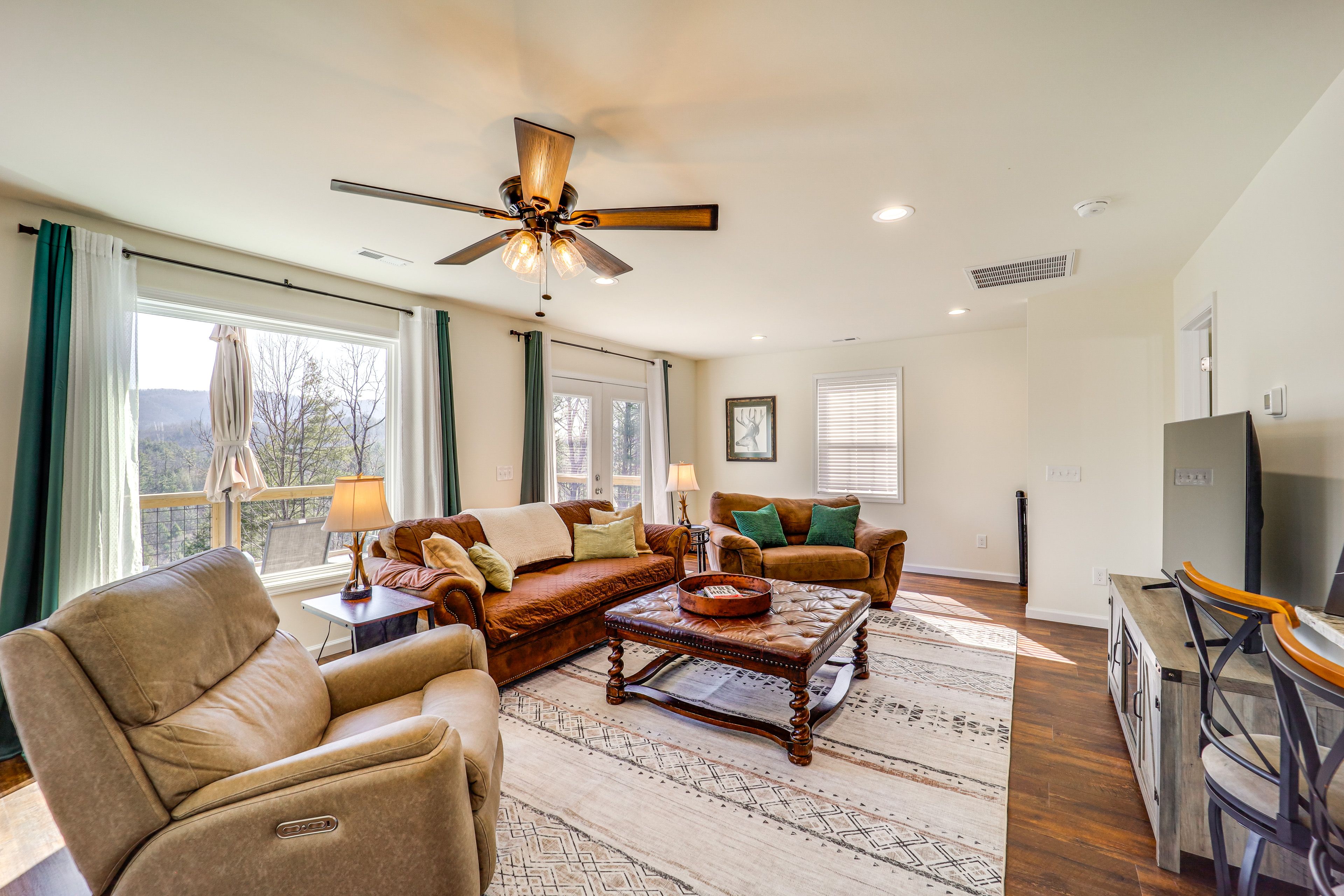 Living Room | Smart TV | Free WiFi | Central Air Conditioning/Heat | Main Level
