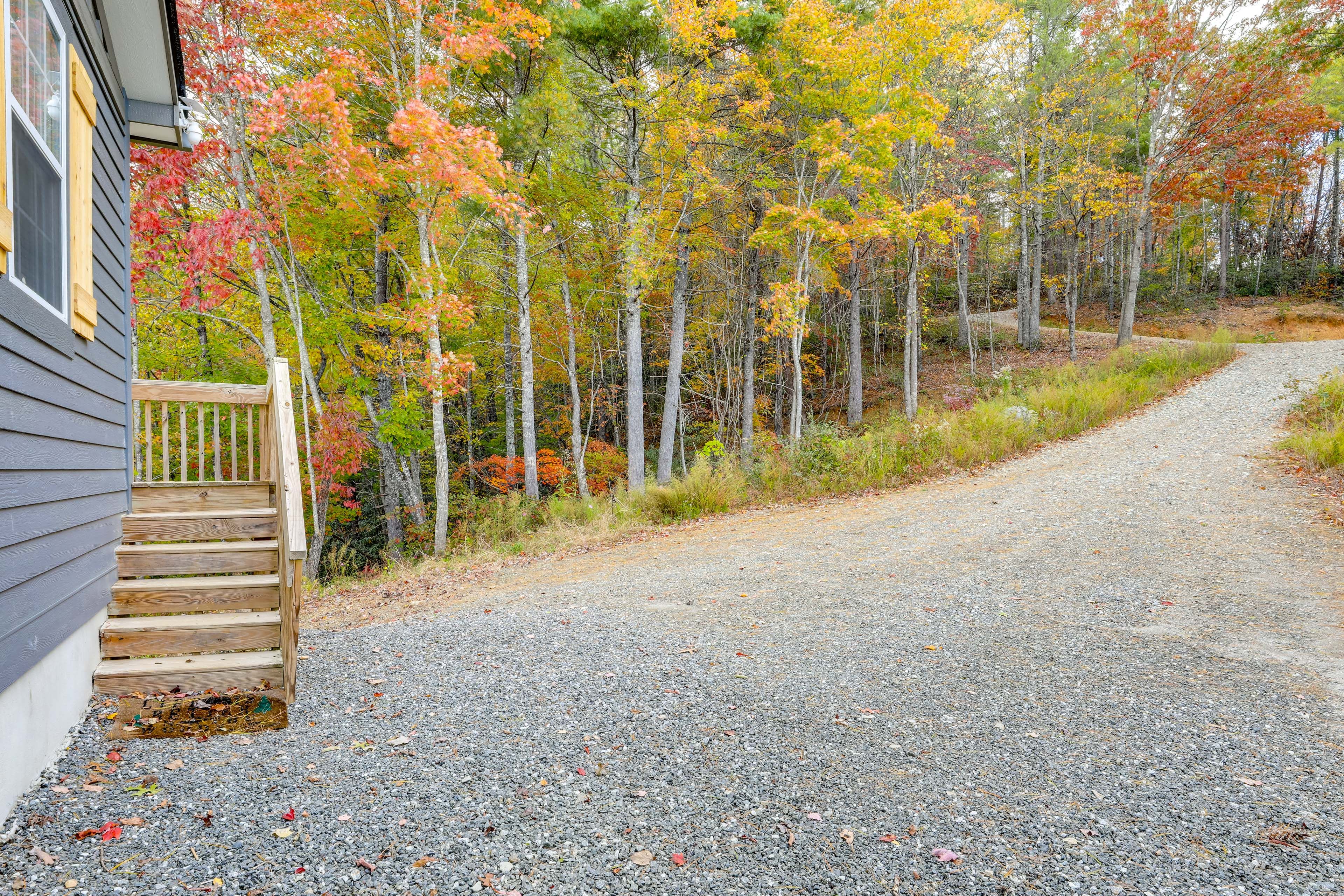 Parking | Steep Gravel Driveway (10 Vehicles)