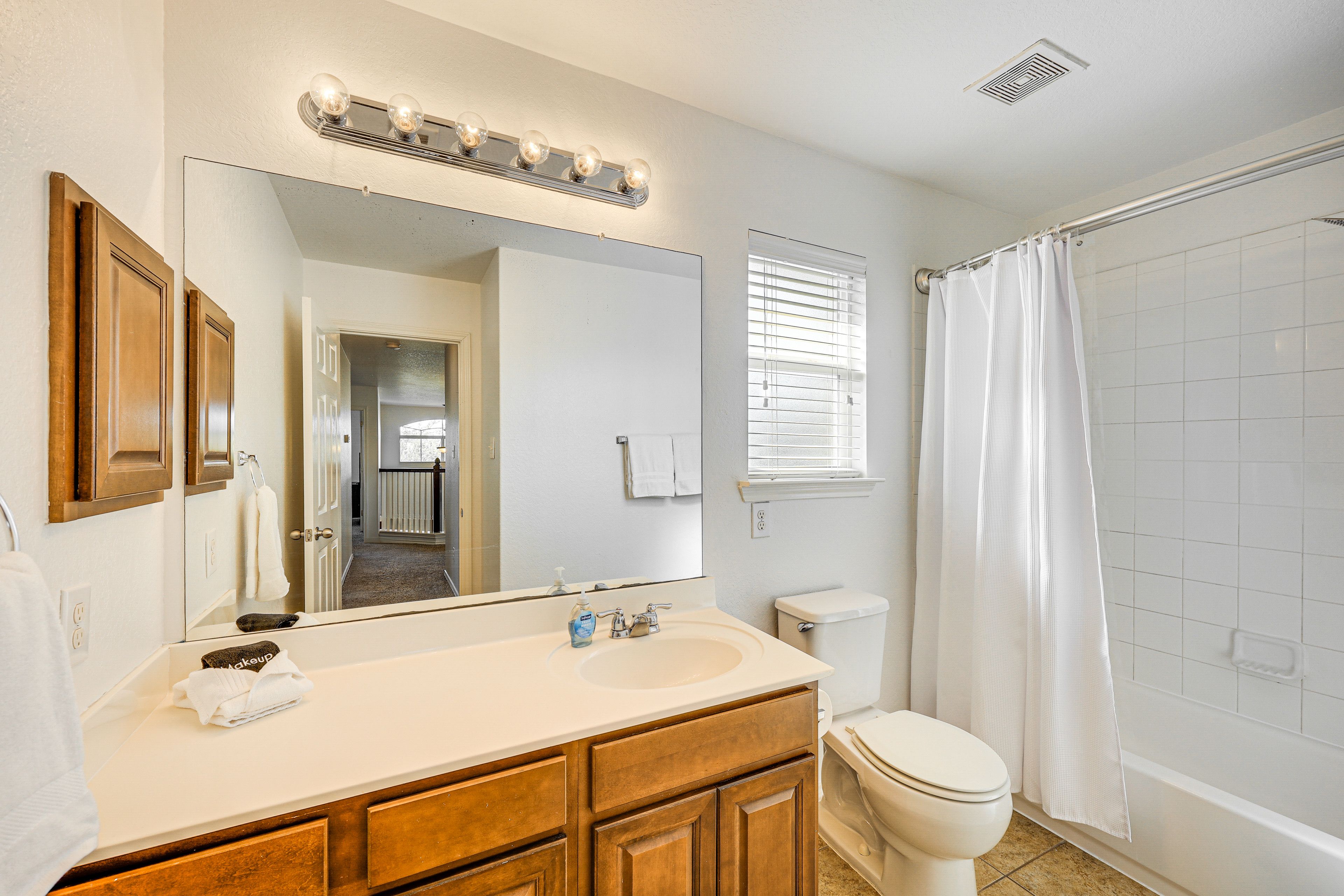 Full Bathroom | 2nd Floor