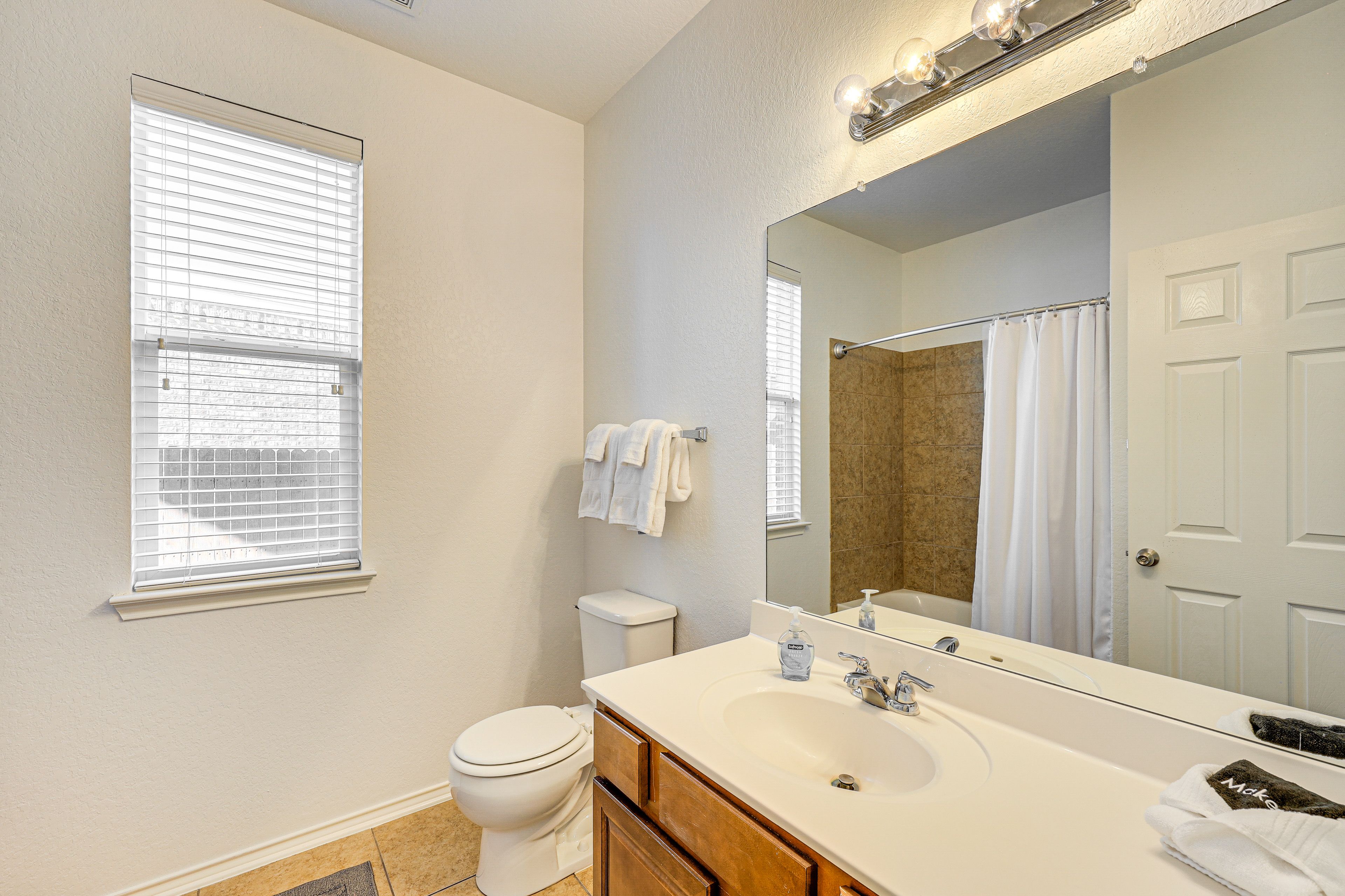 Full Bathroom | 1st Floor | Towels Provided | Hair Dryer
