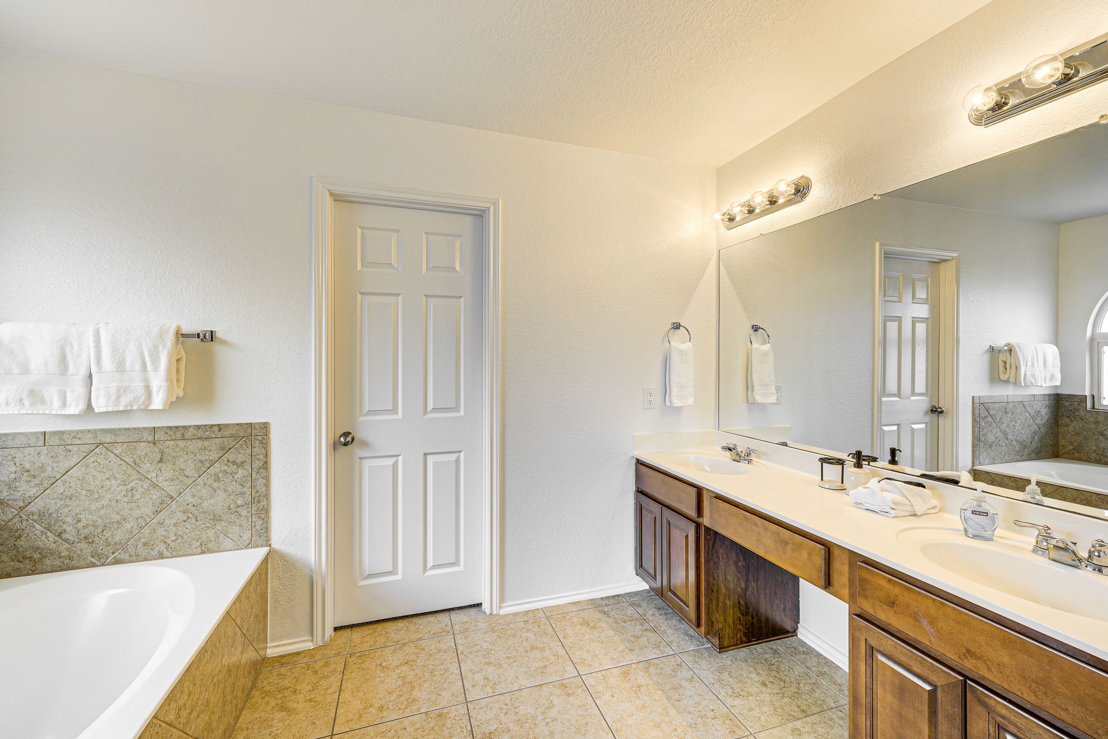 Full Bathroom | 2nd Floor | Walk-In Closet