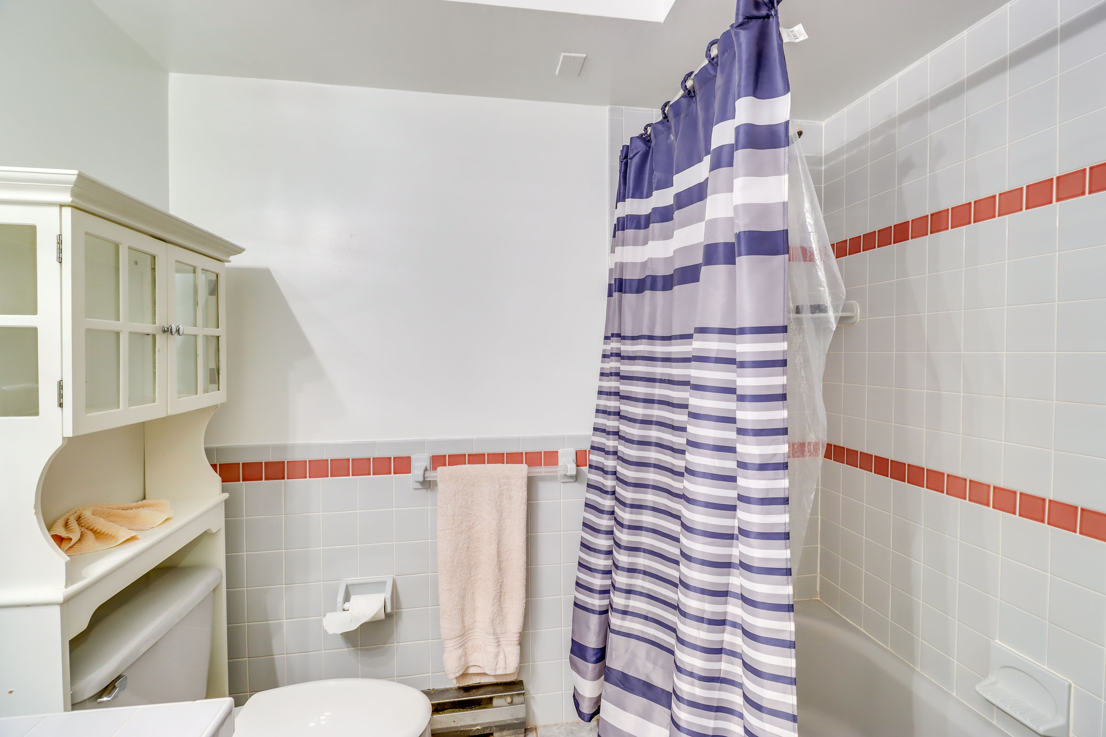 Full Bathroom | Towels Provided