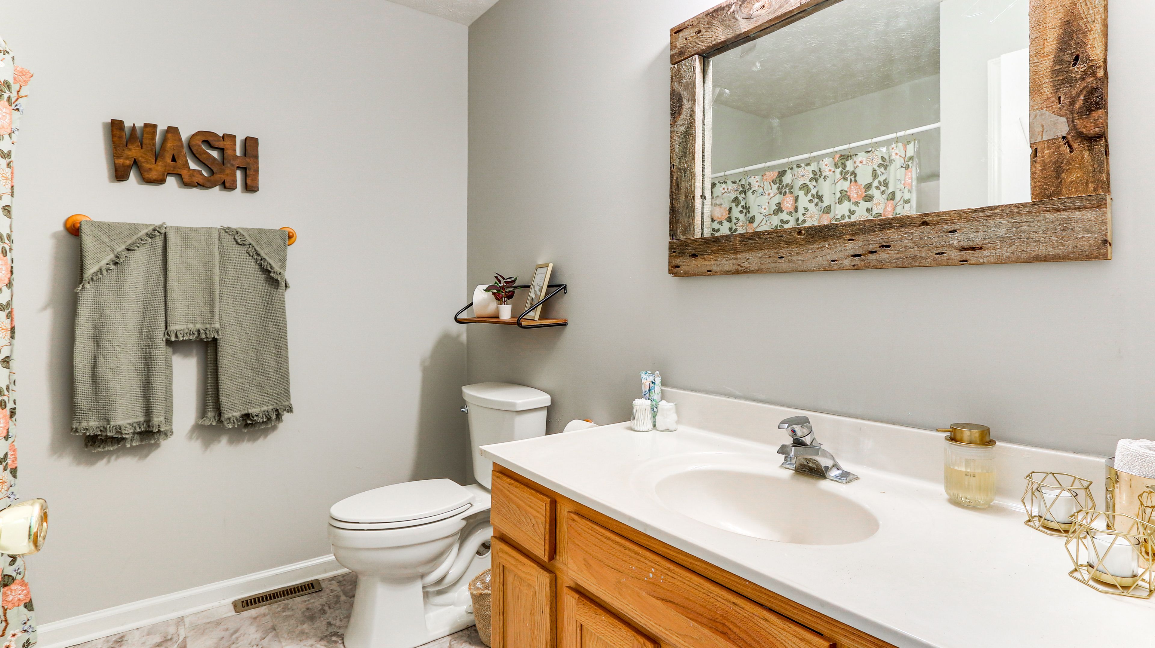 Full Bathroom | Upper Floor | Towels Provided