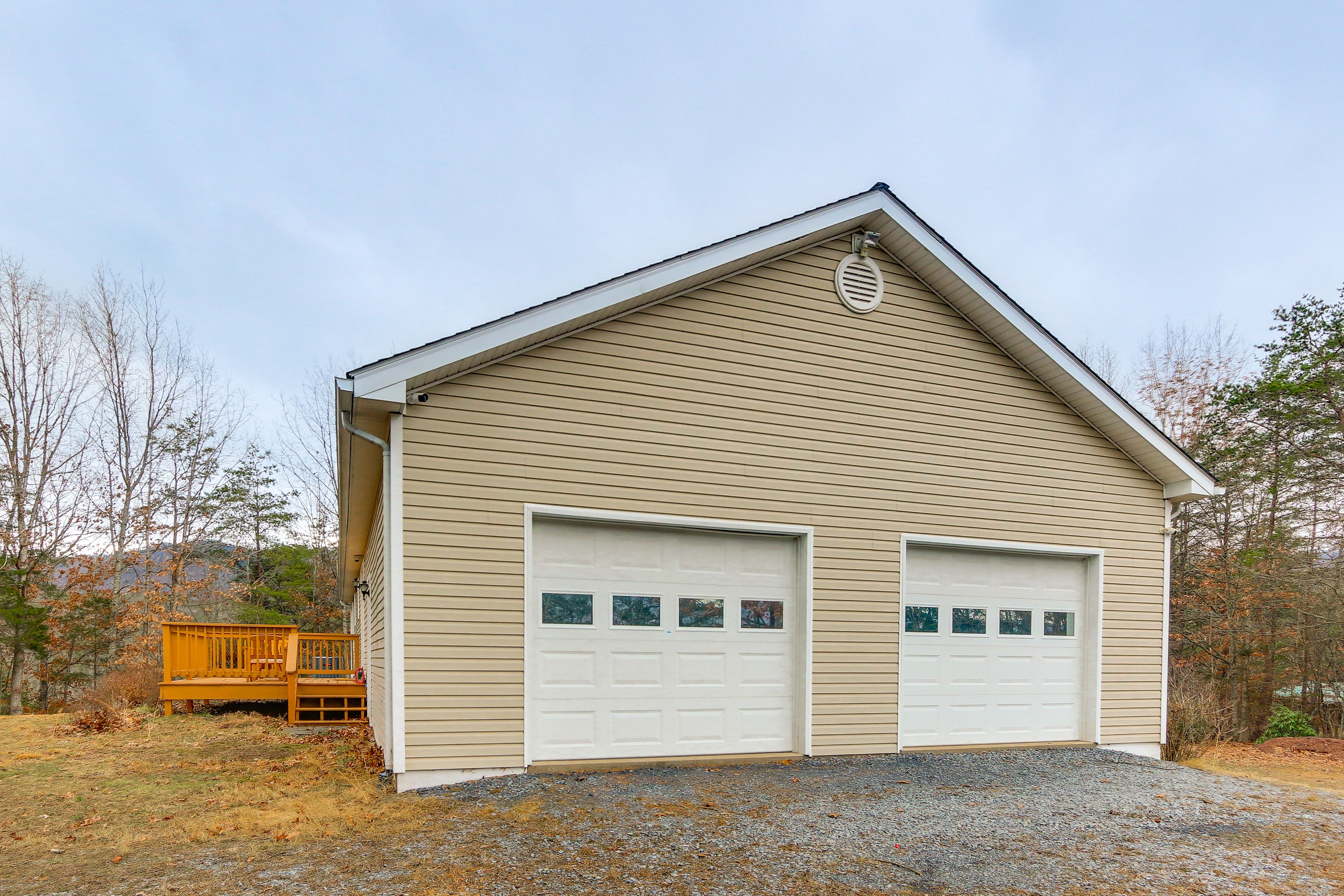 Parking | Driveway (4 Vehicles) | Garage (1 Vehicle)