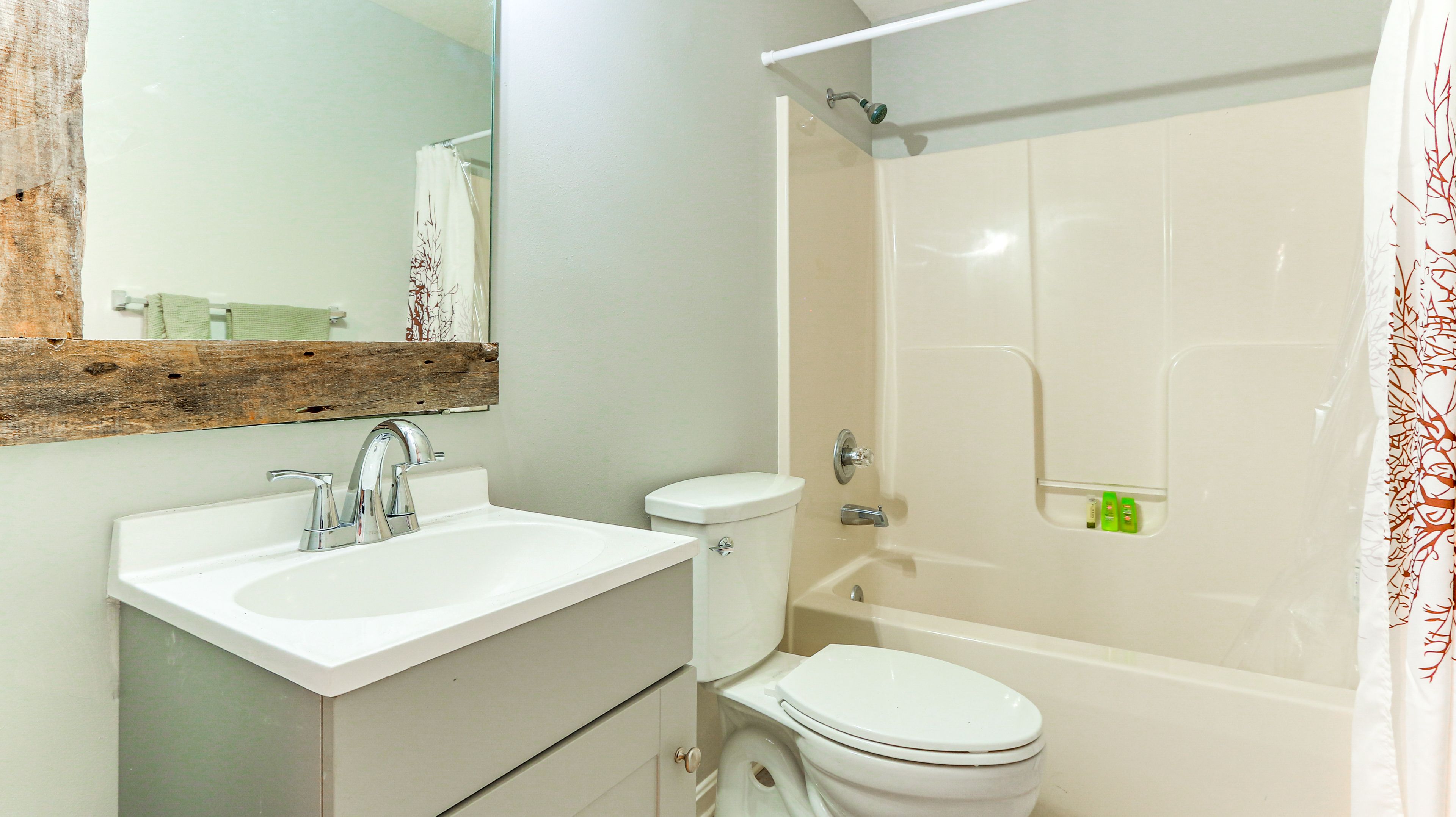 Full Bathroom | Lower Floor | Towels Provided