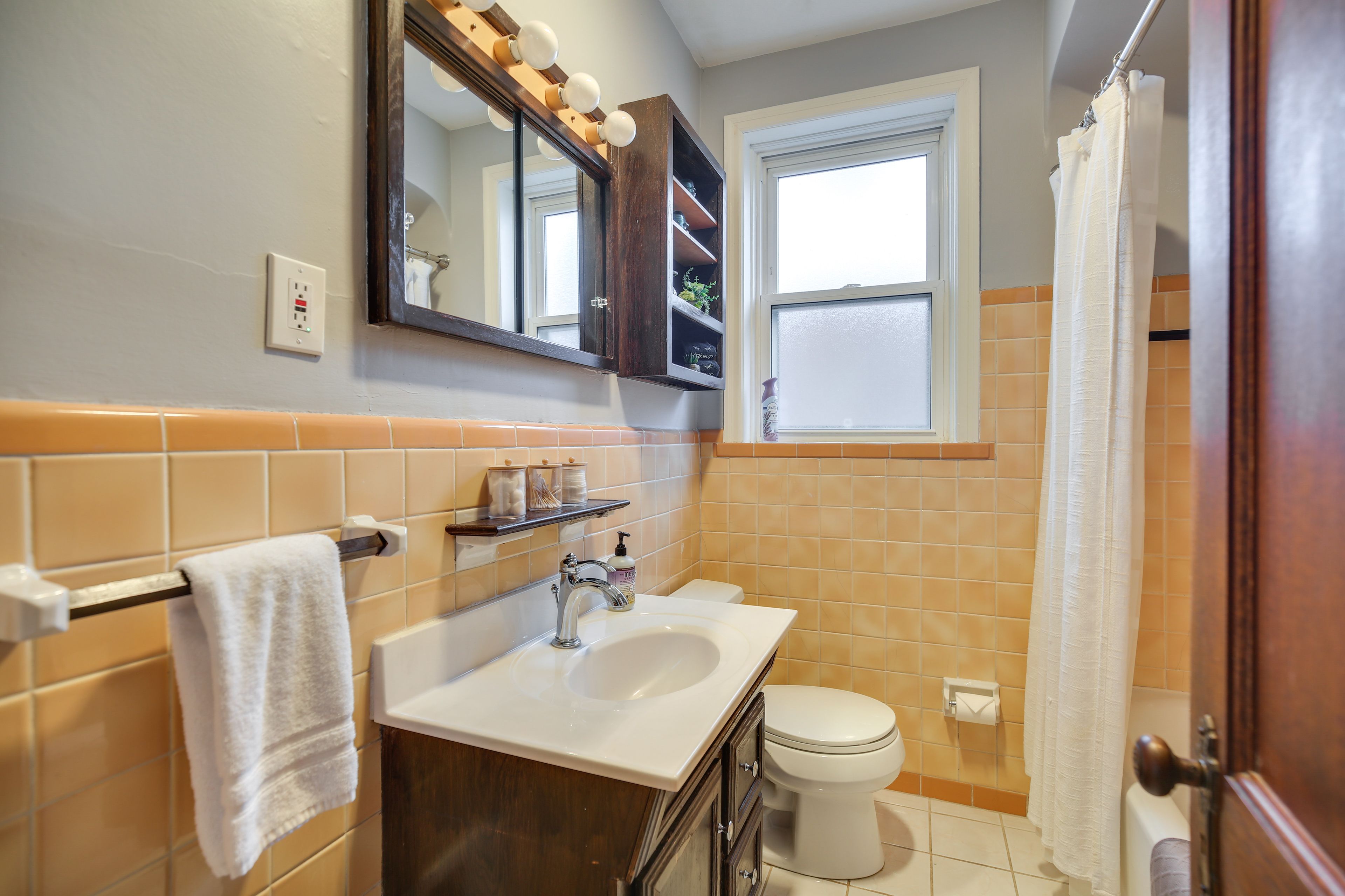 Full Bathroom | Towels Provided | Main Floor