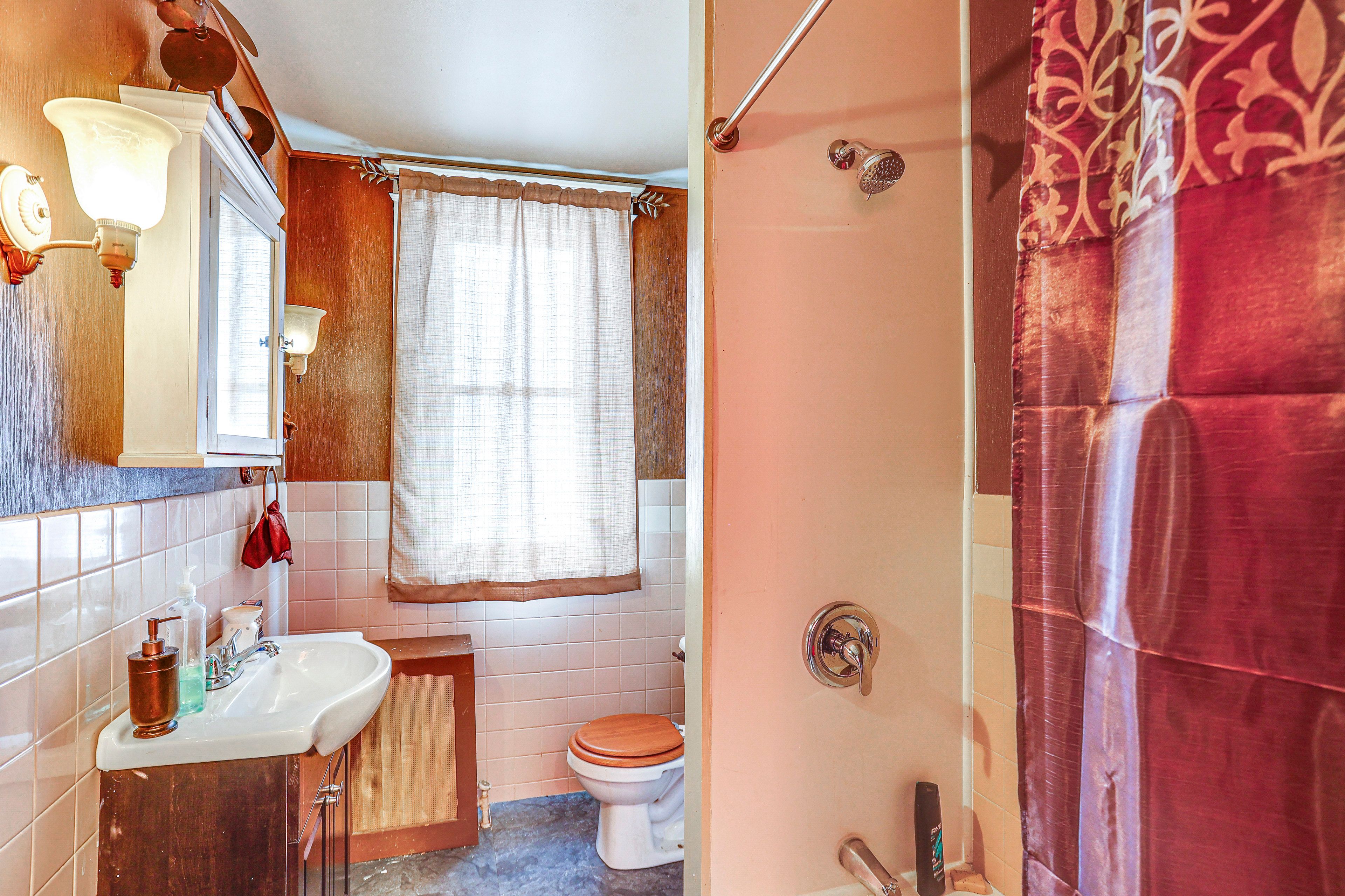 Full Bathroom | Linens & Towels | 2nd Floor