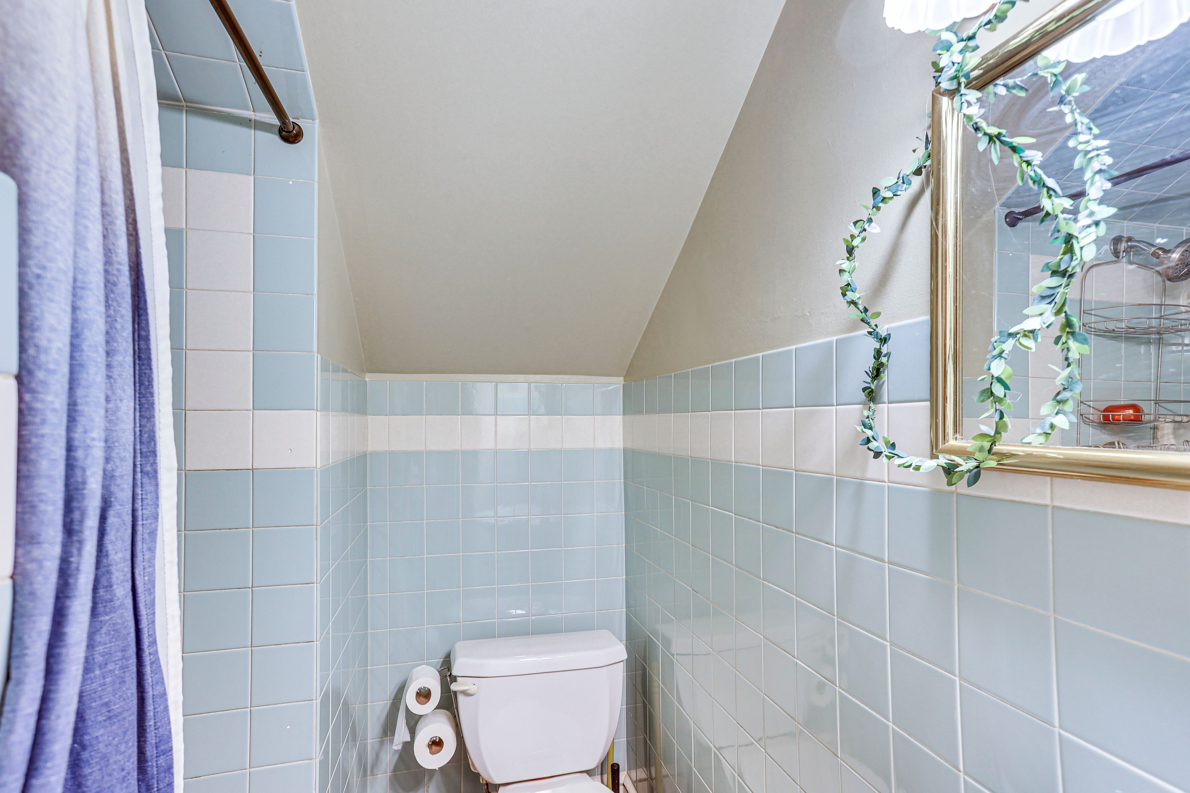 Full Bathroom | Complimentary Toiletries | 3rd Floor