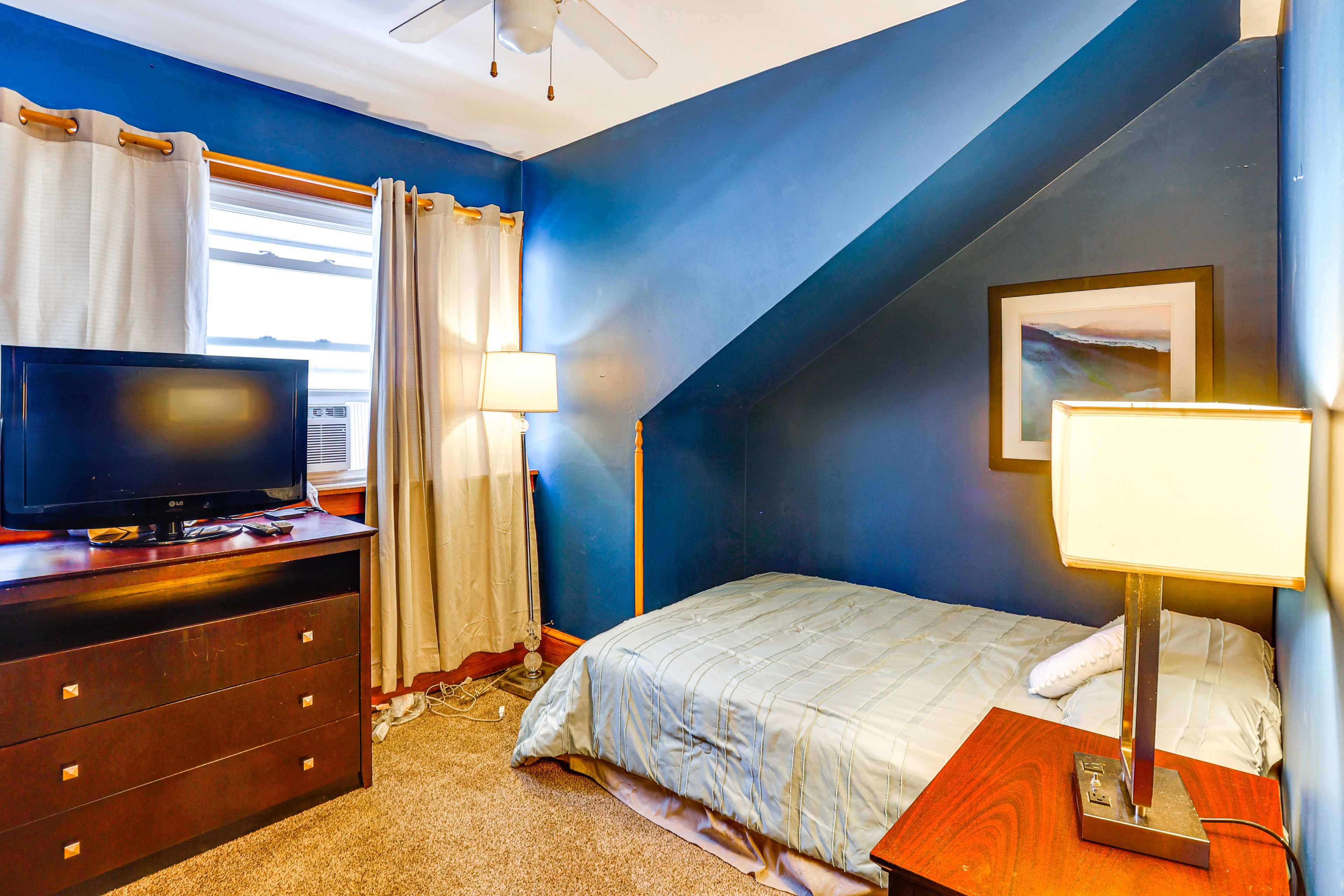 Bedroom 5 | Full Bed | 3rd Floor