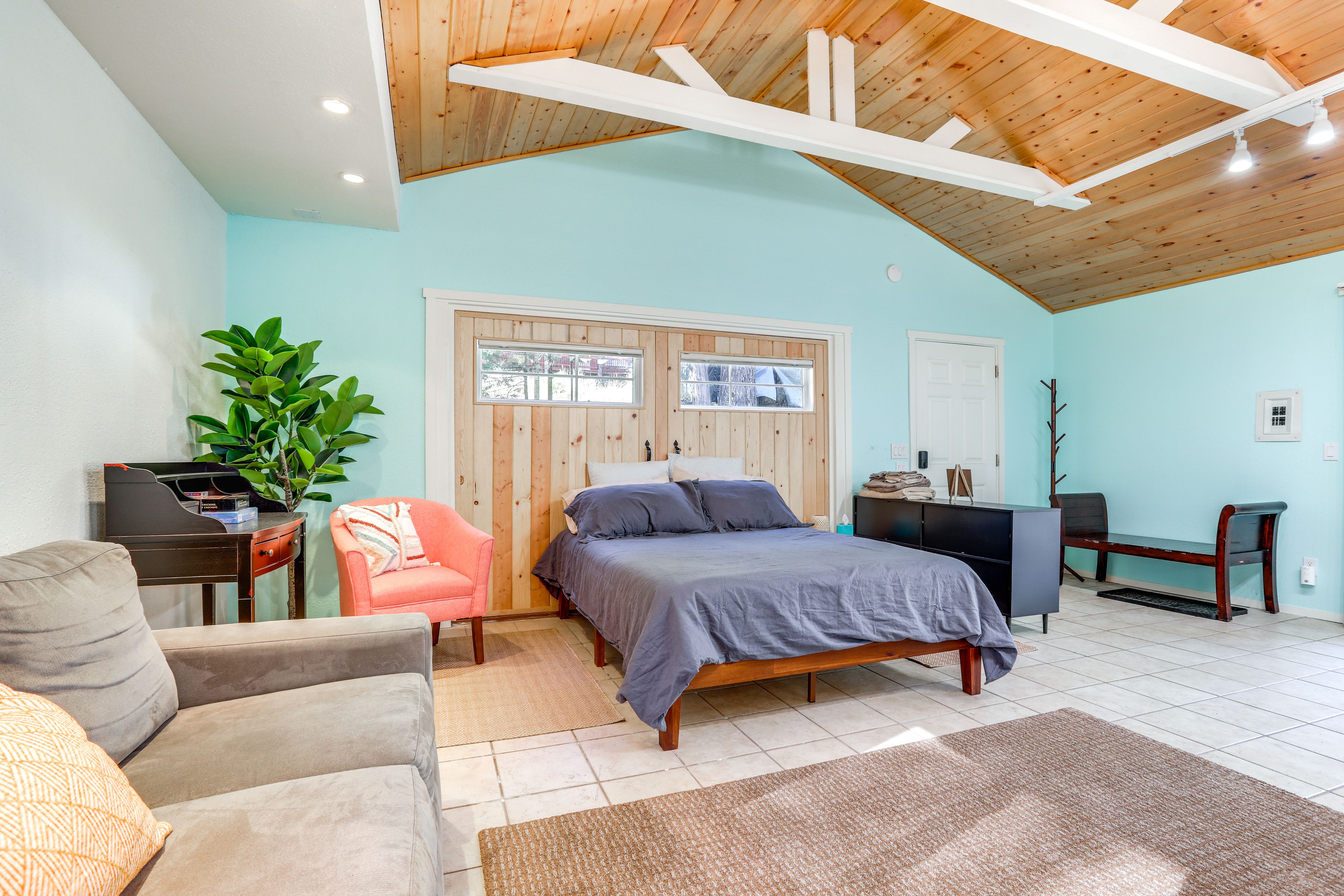 Studio | Queen Bed | Queen Sleeper Sofa | Free WiFi | Propane Fireplace
