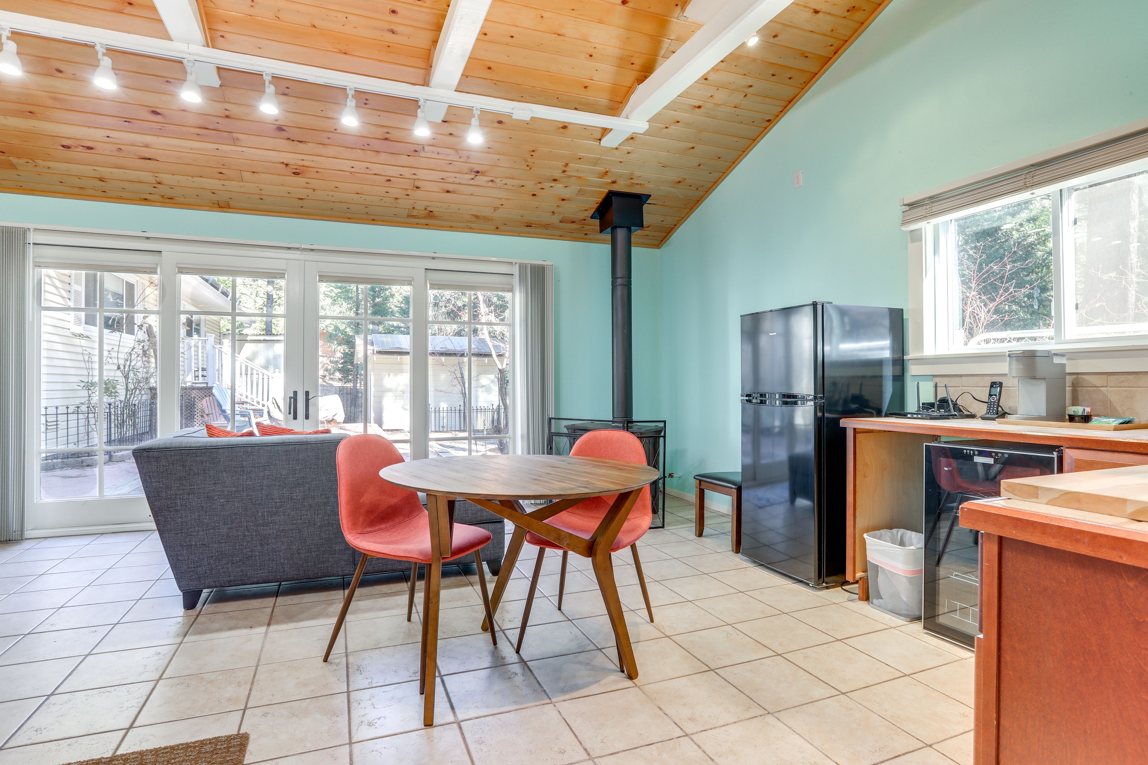 Dining Area | Kitchenette | Single-Burner Hot Plate | Microwave
