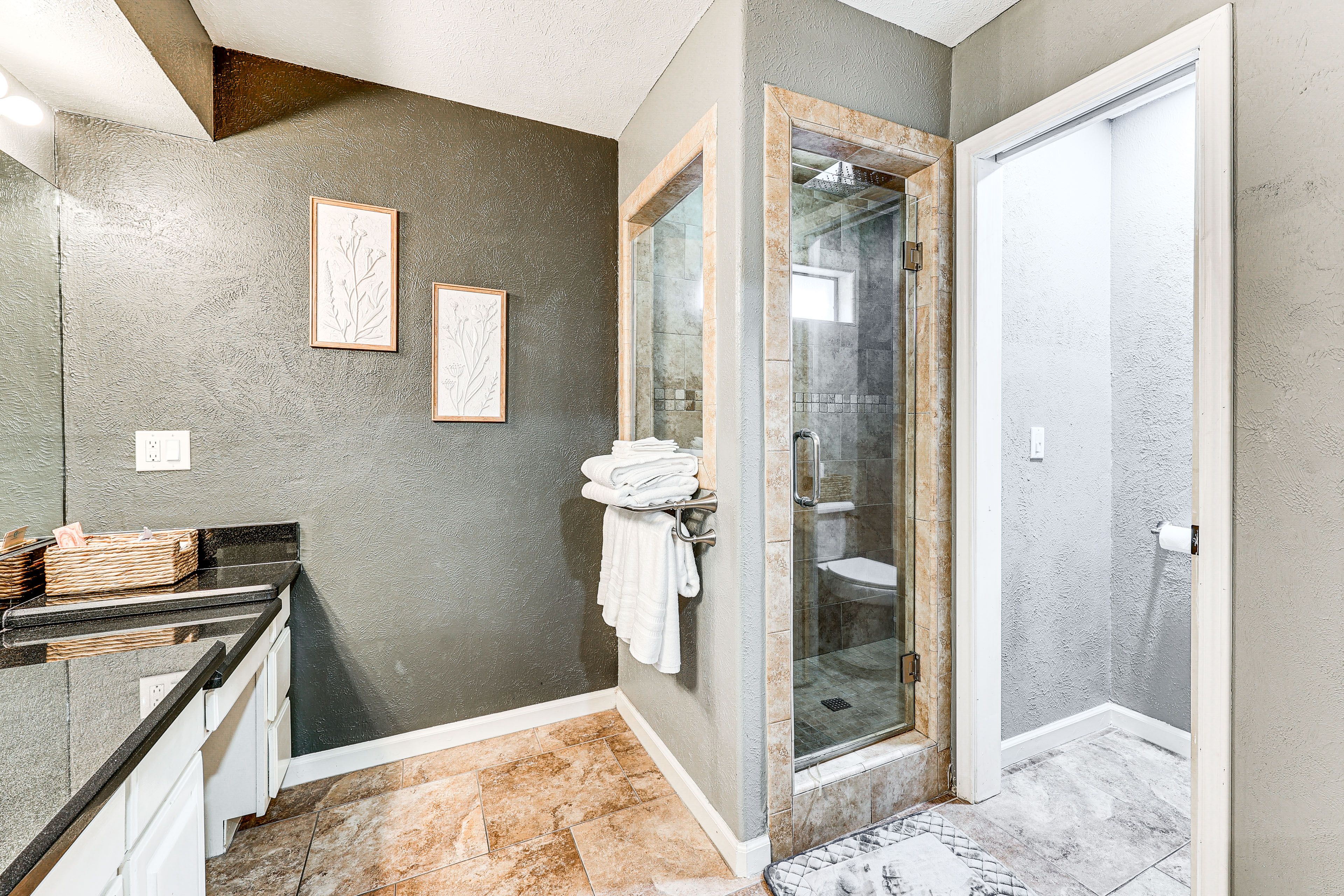 En-Suite Bathroom | Towels Provided