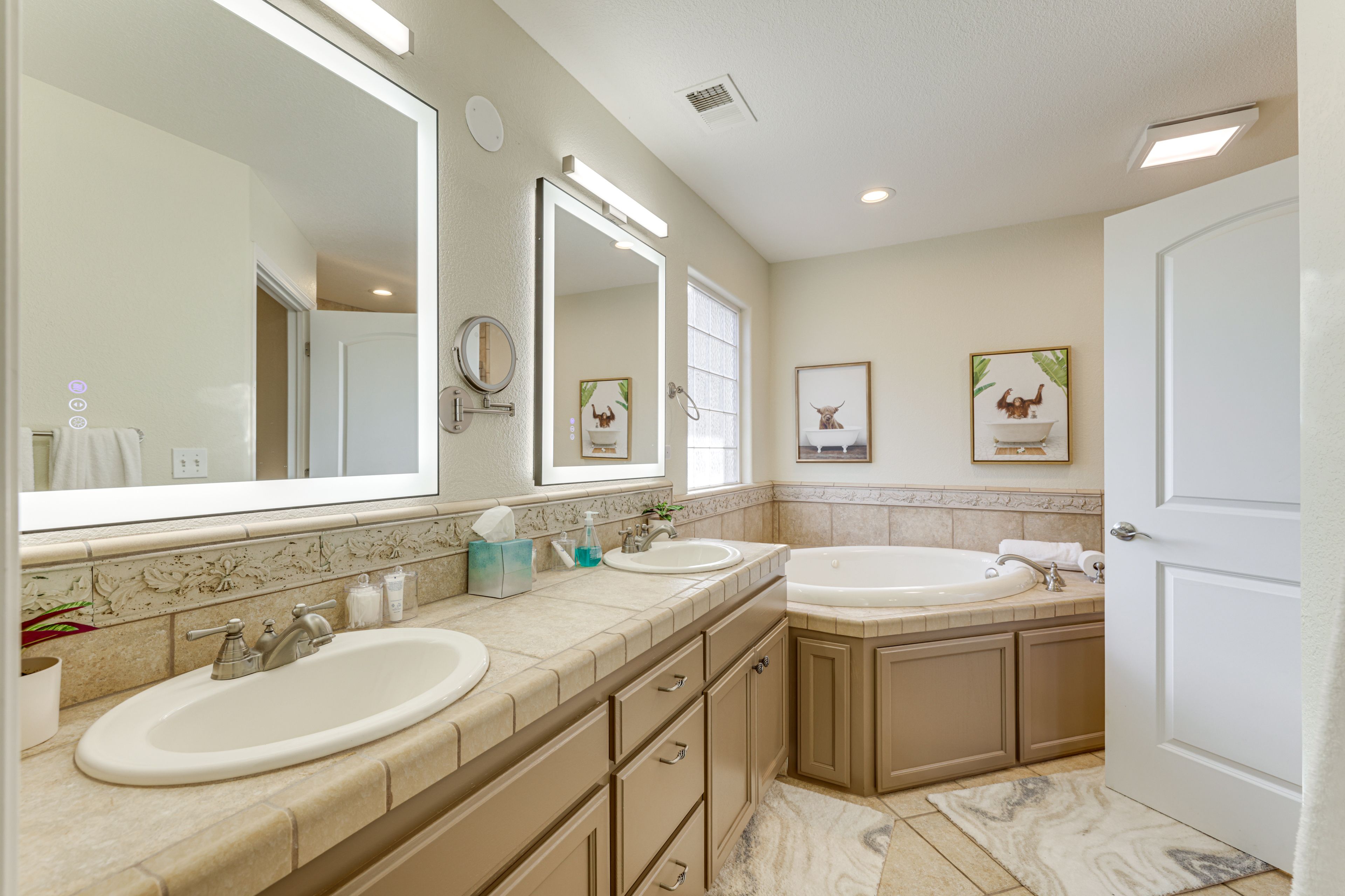 En-Suite Bathroom | Towels Provided | Jetted Tub