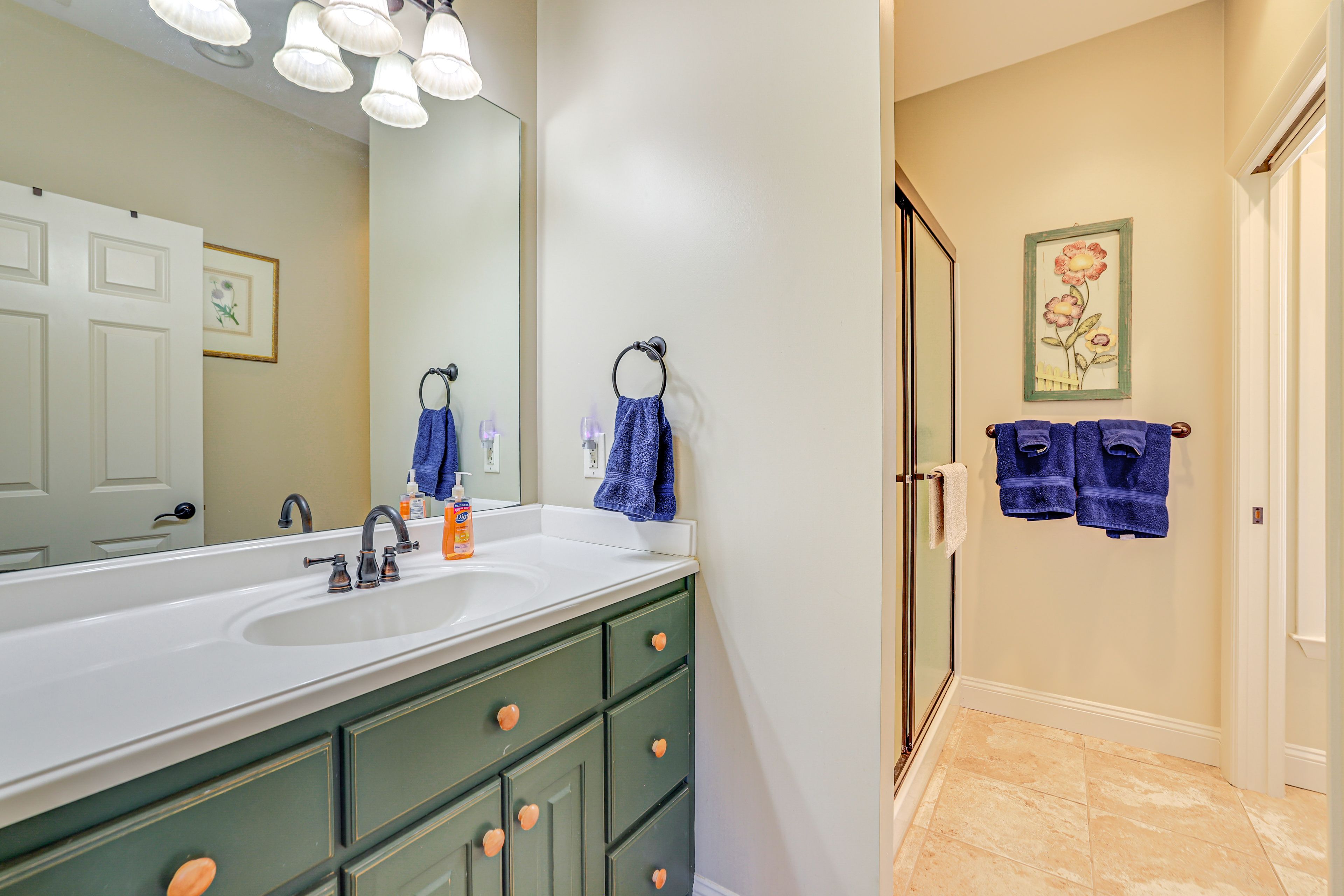 Full Bathroom | Towels Provided | Complimentary Toiletries