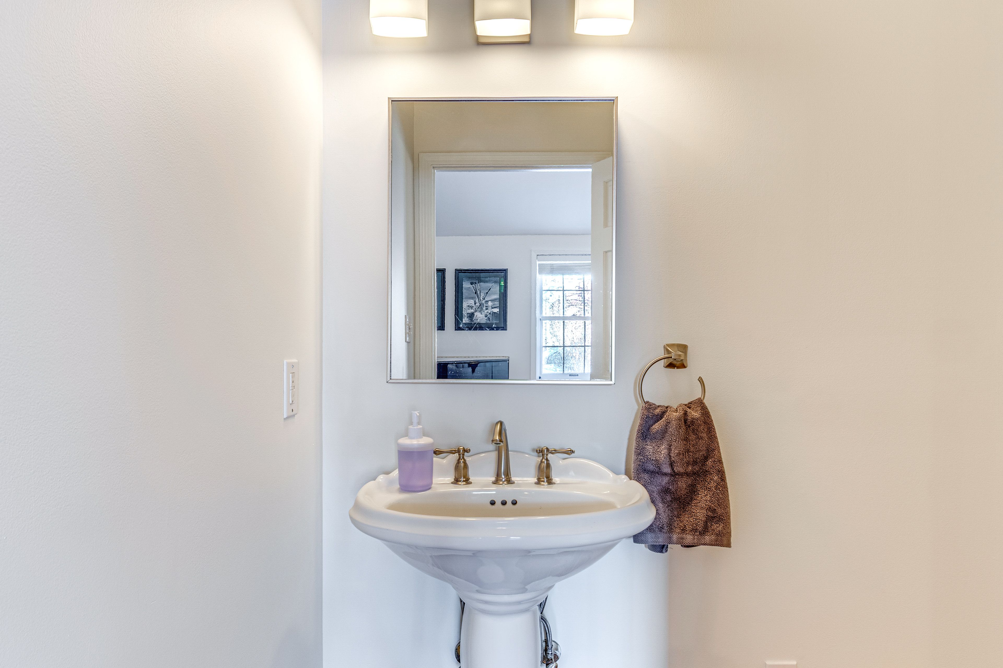 Half Bathroom | 1st Floor | Towels Provided