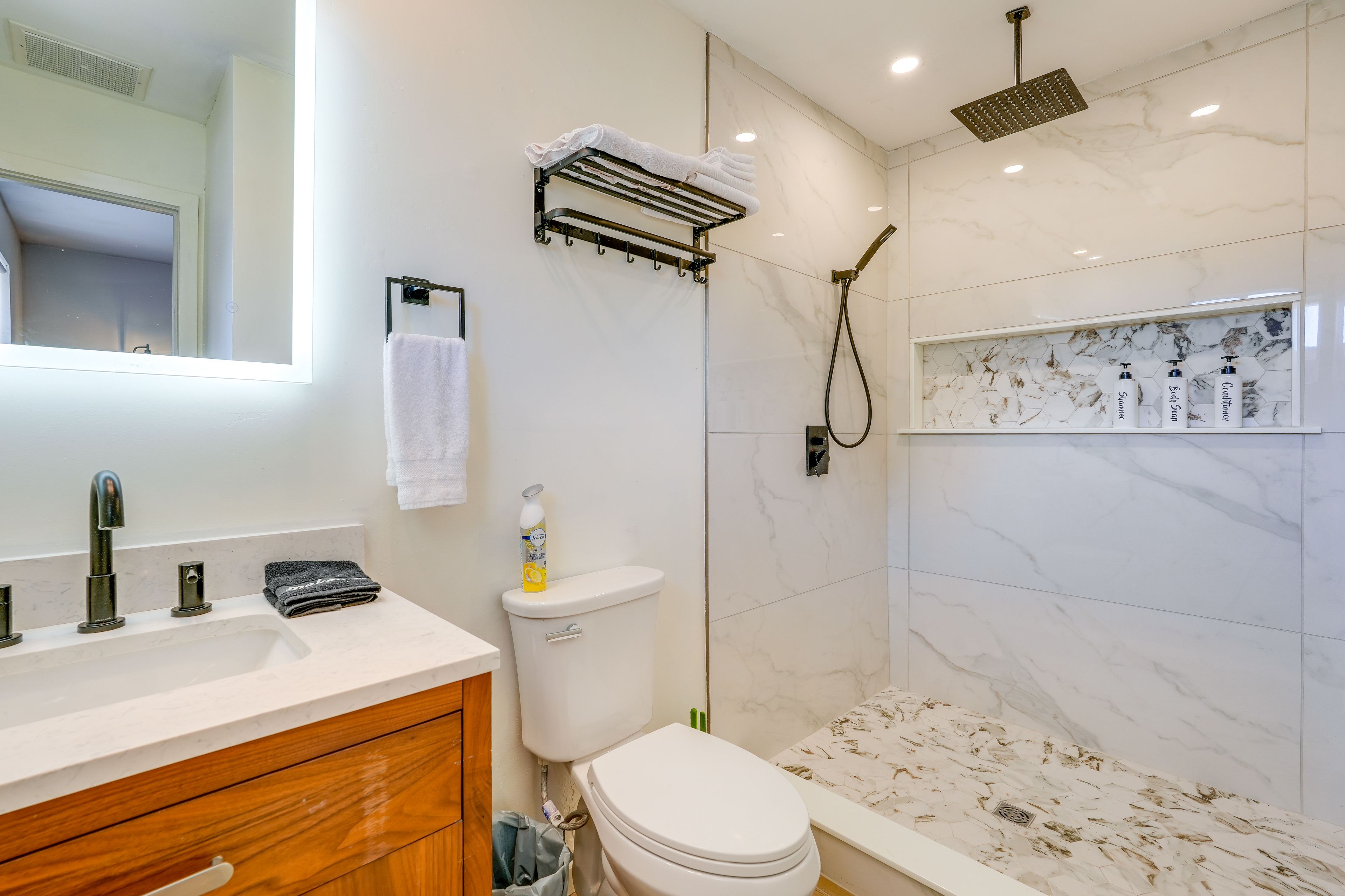 Full Bathroom | Towels Provided