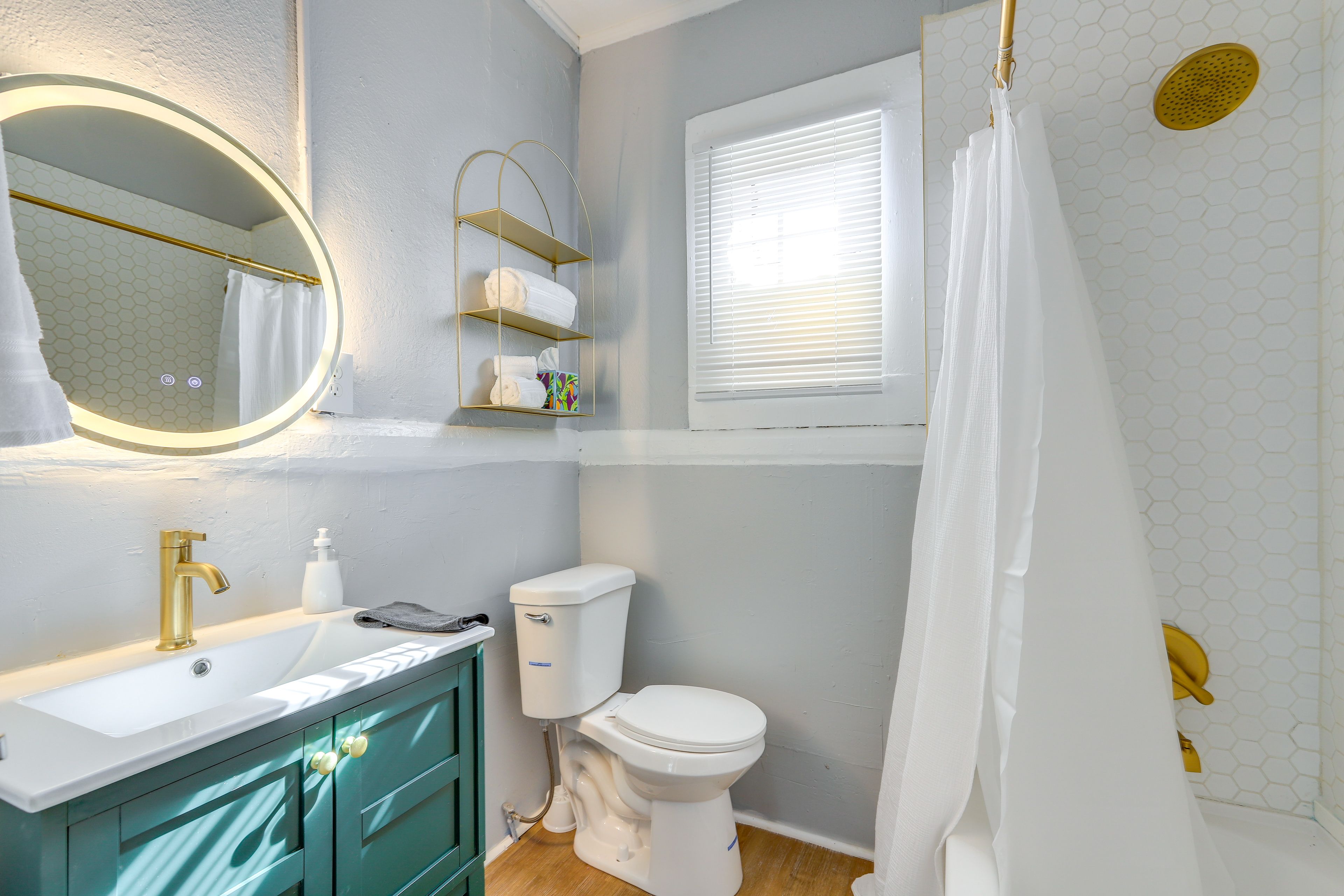Full Bathroom | Towels Provided