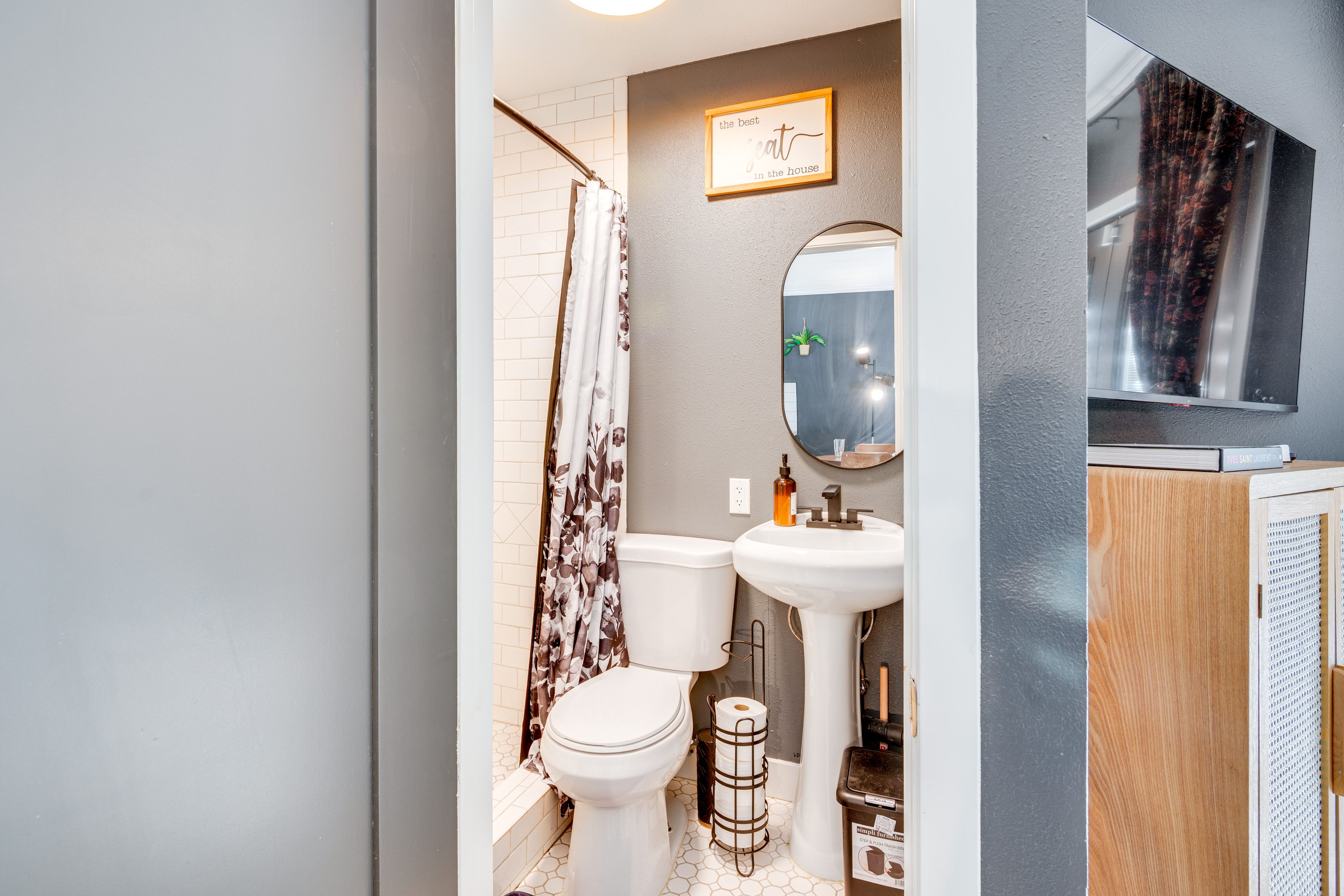 Full Bathroom | Towels Provided