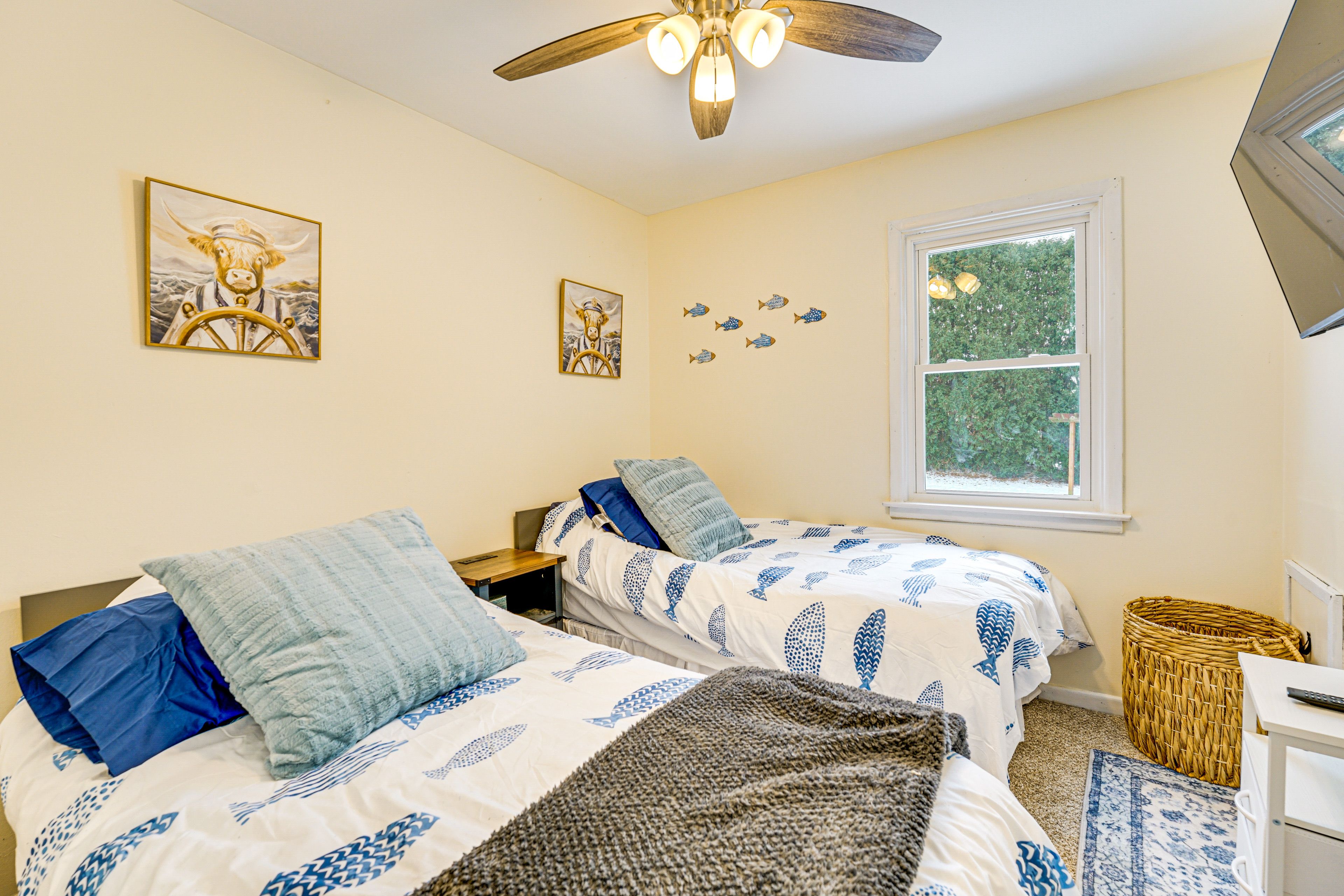 Bedroom 2 | 2 Twin Beds | Smart TV